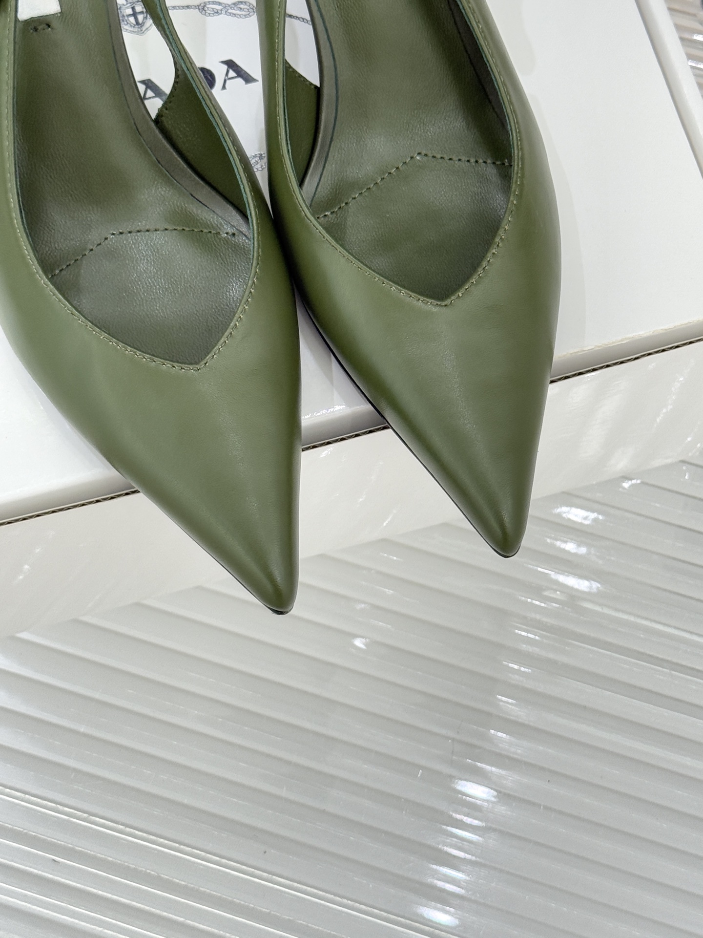 （原版飞机盒＋10）Prada/普拉达26WF早春新品尖头中空凉鞋高跟鞋当亮橙色秀场的阳光穿透钢窗这双走