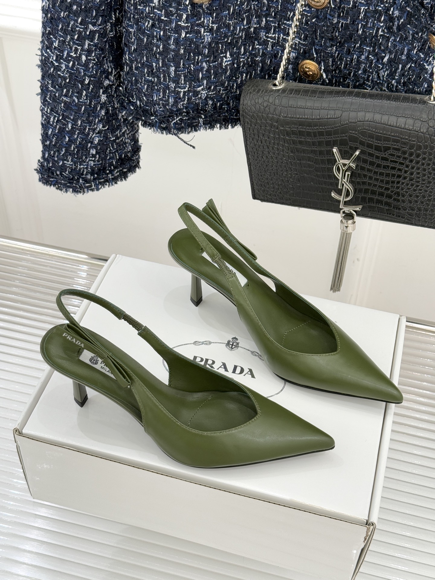 （原版飞机盒＋10）Prada/普拉达26WF早春新品尖头中空凉鞋高跟鞋当亮橙色秀场的阳光穿透钢窗这双走