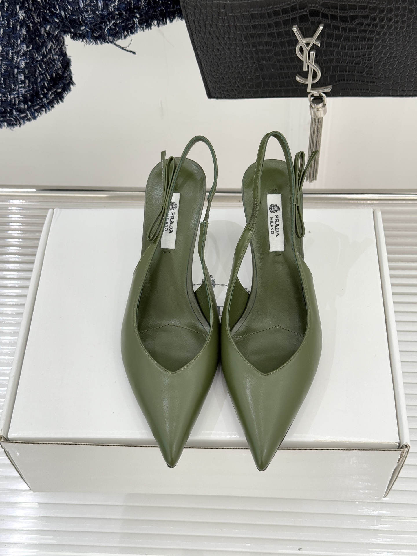 （原版飞机盒＋10）Prada/普拉达26WF早春新品尖头中空凉鞋高跟鞋当亮橙色秀场的阳光穿透钢窗这双走