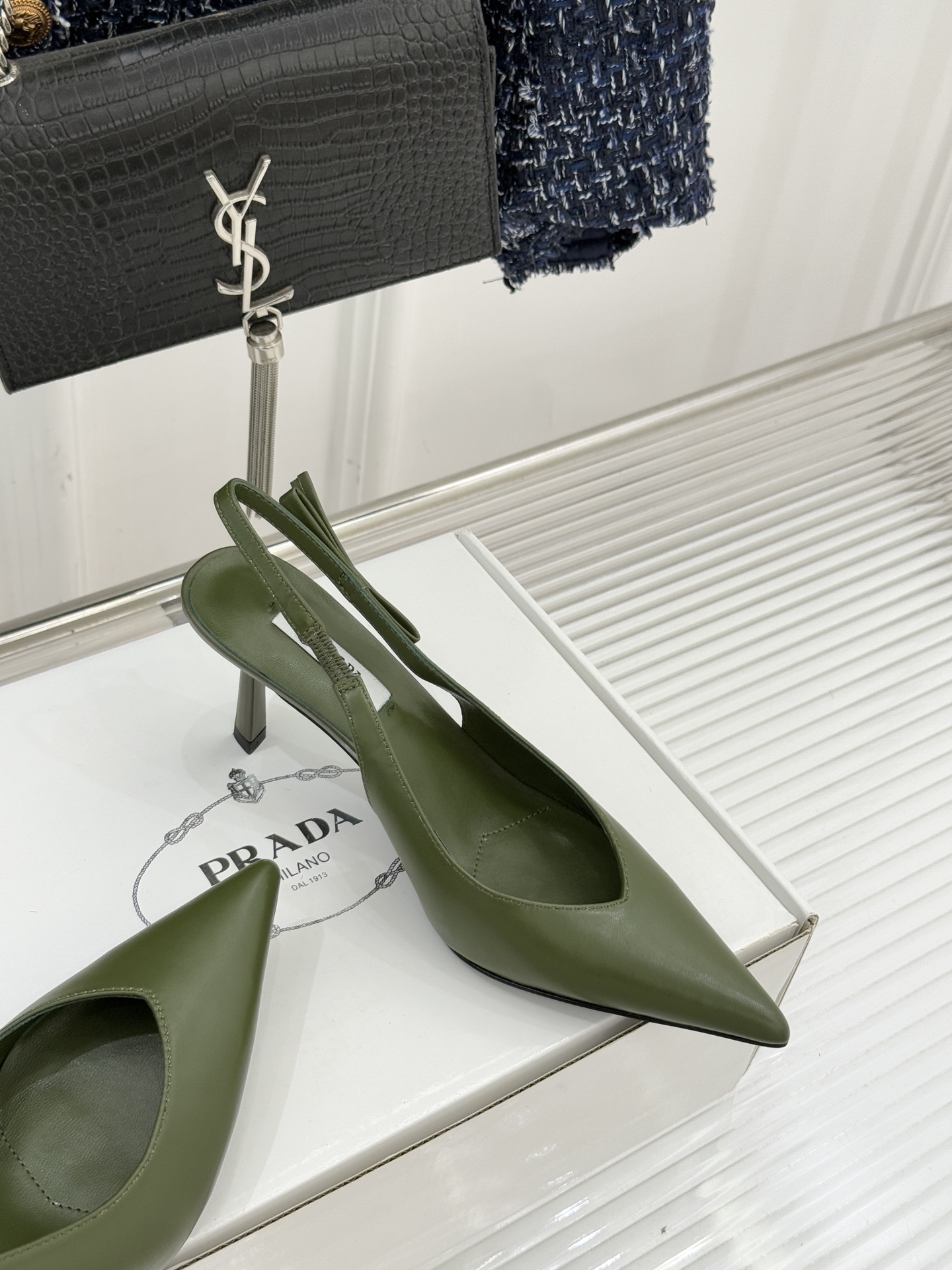 （原版飞机盒＋10）Prada/普拉达26WF早春新品尖头中空凉鞋高跟鞋当亮橙色秀场的阳光穿透钢窗这双走