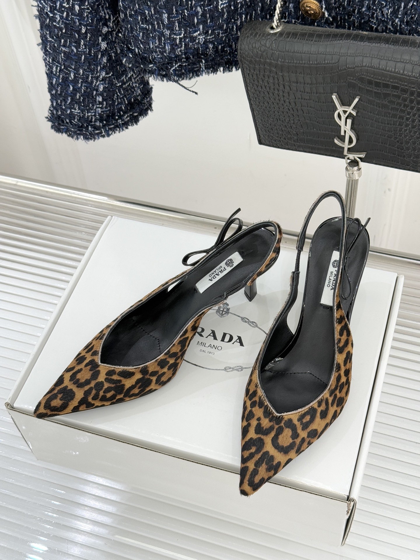 （原版飞机盒＋10）Prada/普拉达26WF早春新品尖头中空凉鞋高跟鞋当亮橙色秀场的阳光穿透钢窗这双走