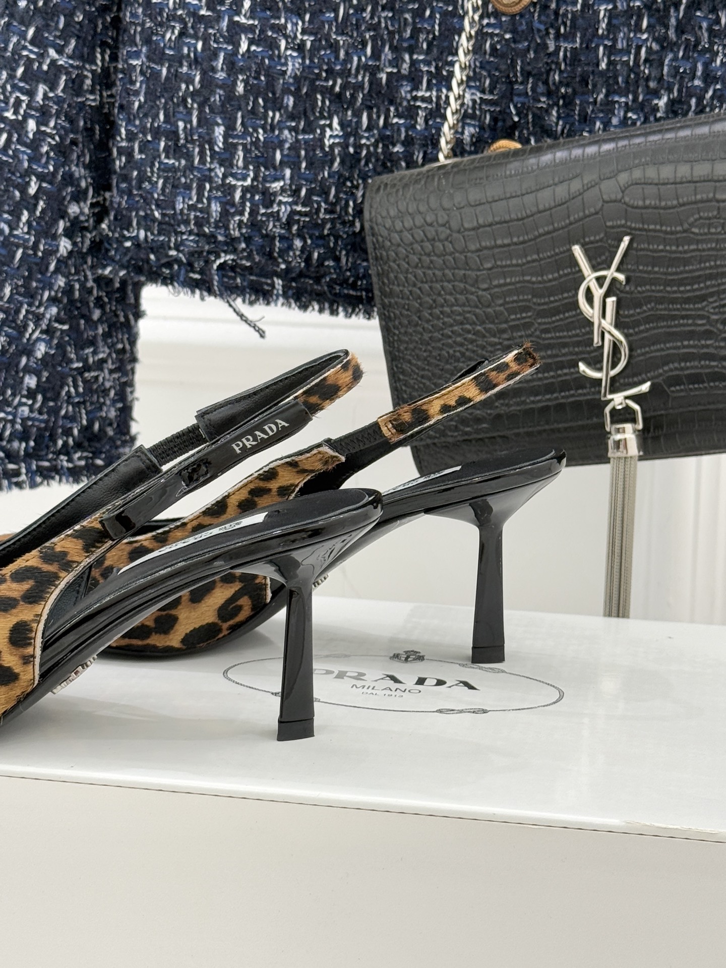 （原版飞机盒＋10）Prada/普拉达26WF早春新品尖头中空凉鞋高跟鞋当亮橙色秀场的阳光穿透钢窗这双走