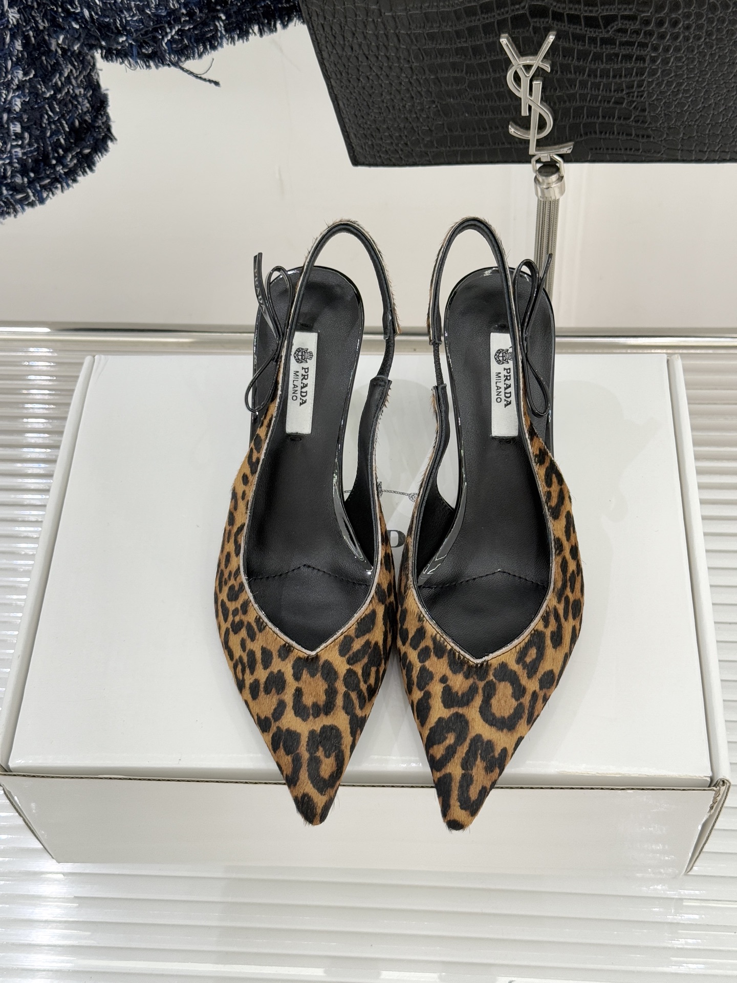 （原版飞机盒＋10）Prada/普拉达26WF早春新品尖头中空凉鞋高跟鞋当亮橙色秀场的阳光穿透钢窗这双走