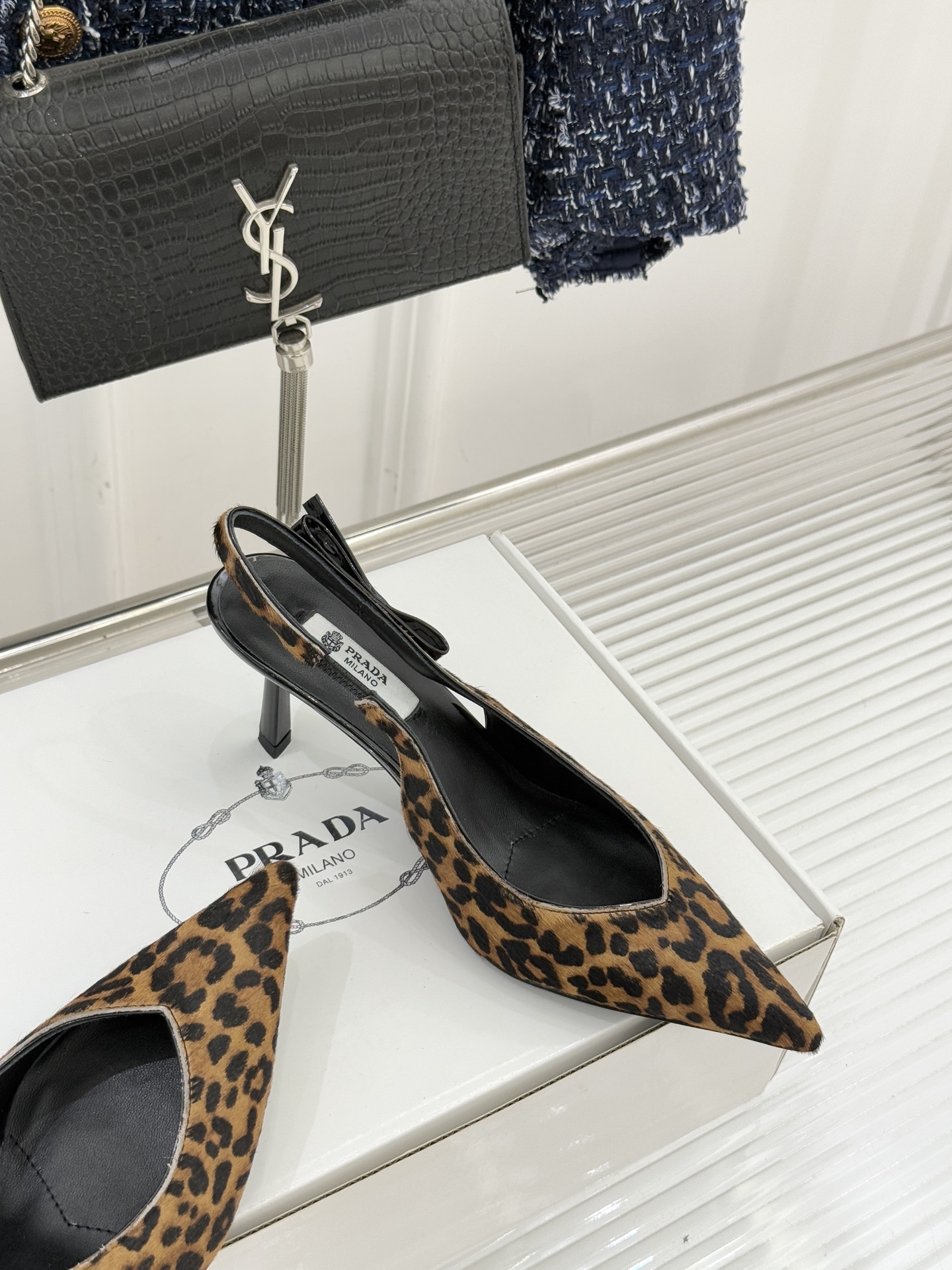 （原版飞机盒＋10）Prada/普拉达26WF早春新品尖头中空凉鞋高跟鞋当亮橙色秀场的阳光穿透钢窗这双走