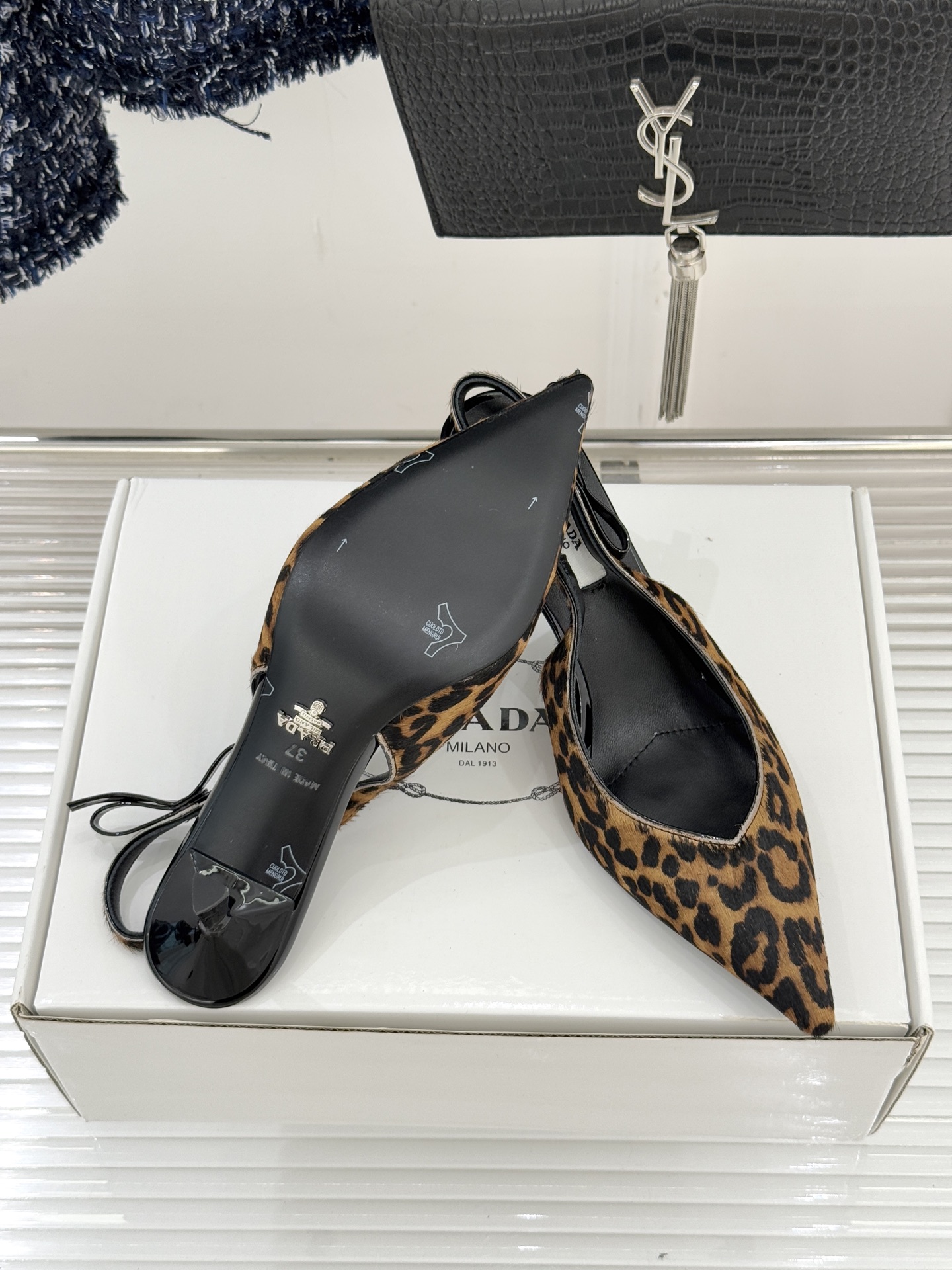 （原版飞机盒＋10）Prada/普拉达26WF早春新品尖头中空凉鞋高跟鞋当亮橙色秀场的阳光穿透钢窗这双走