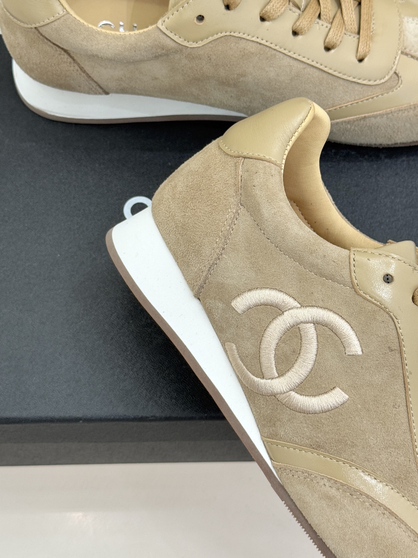 CHANE* ｜小香中古复古休闲德训鞋沉淀90年代法式风情的德训鞋是老钱风的低调注脚。定制小牛皮拼接细腻