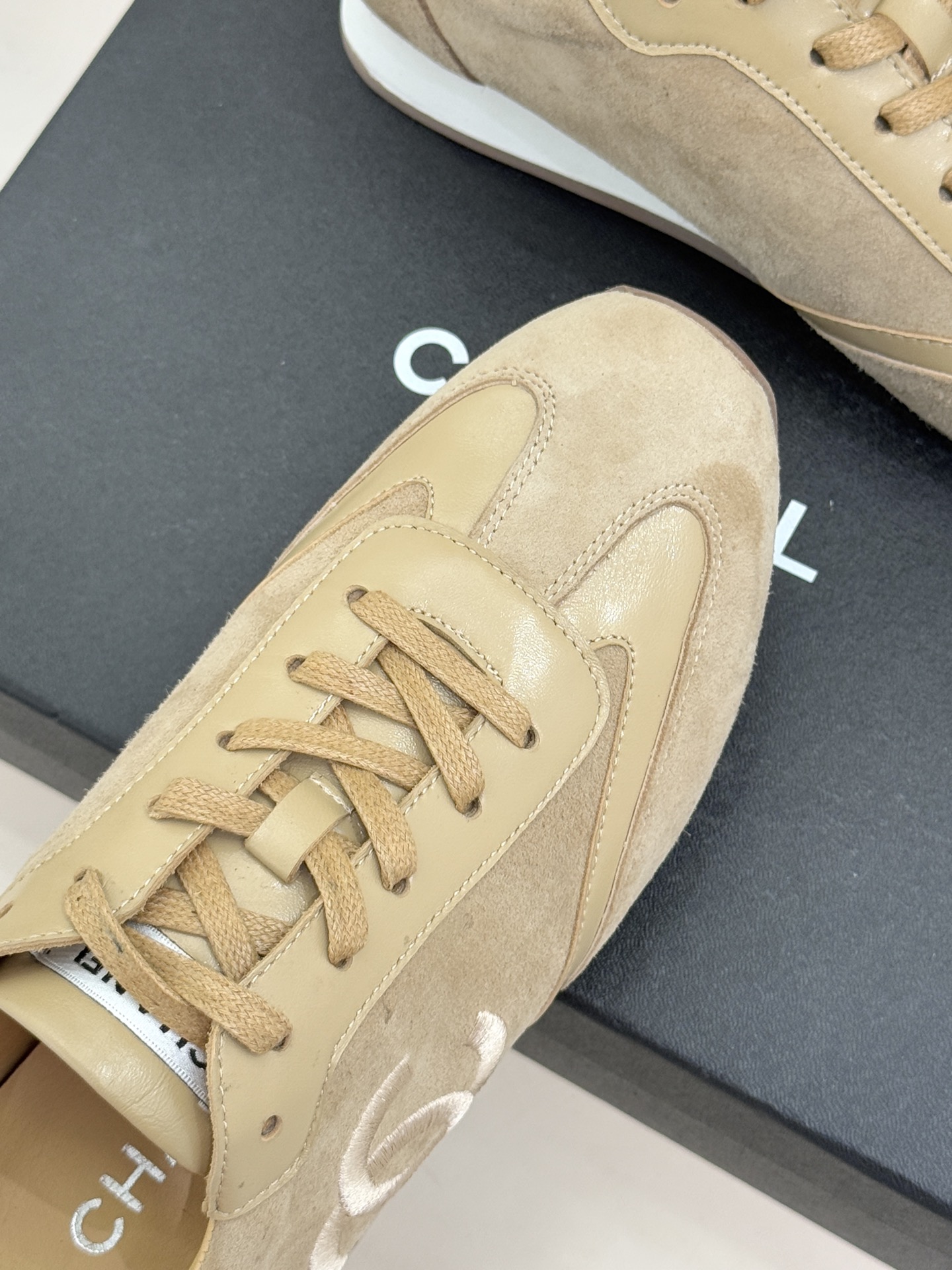 CHANE* ｜小香中古复古休闲德训鞋沉淀90年代法式风情的德训鞋是老钱风的低调注脚。定制小牛皮拼接细腻