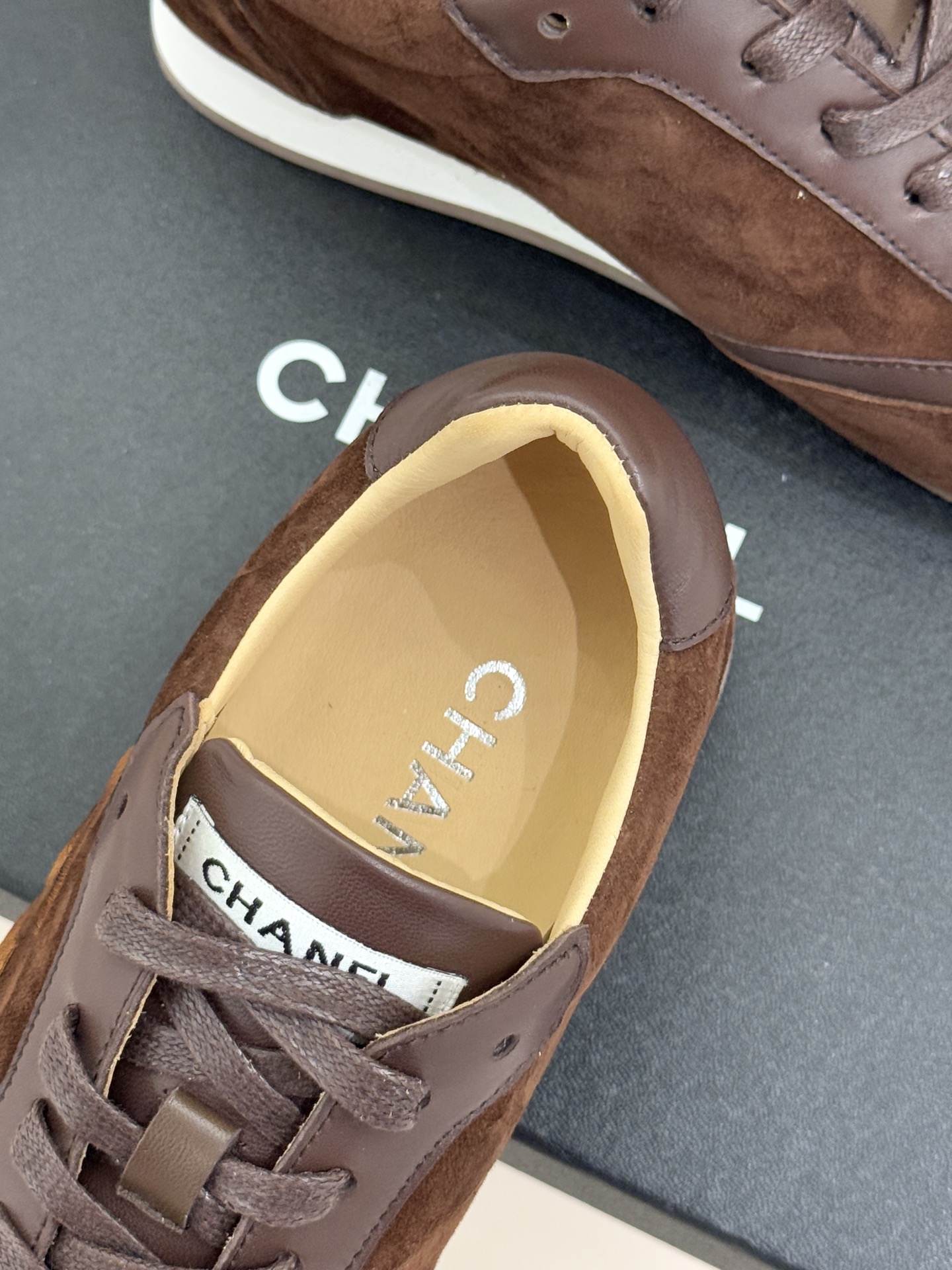 CHANE* ｜小香中古复古休闲德训鞋沉淀90年代法式风情的德训鞋是老钱风的低调注脚。定制小牛皮拼接细腻