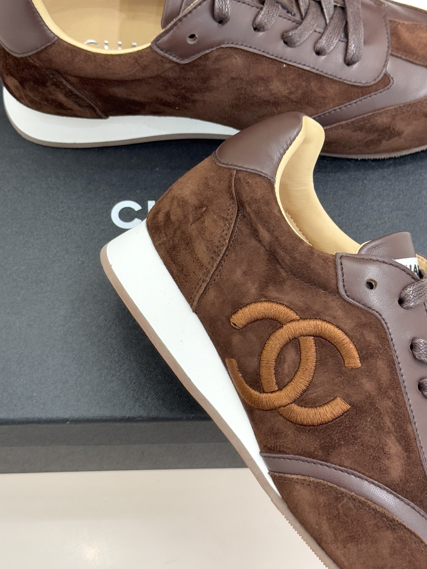 CHANE* ｜小香中古复古休闲德训鞋沉淀90年代法式风情的德训鞋是老钱风的低调注脚。定制小牛皮拼接细腻