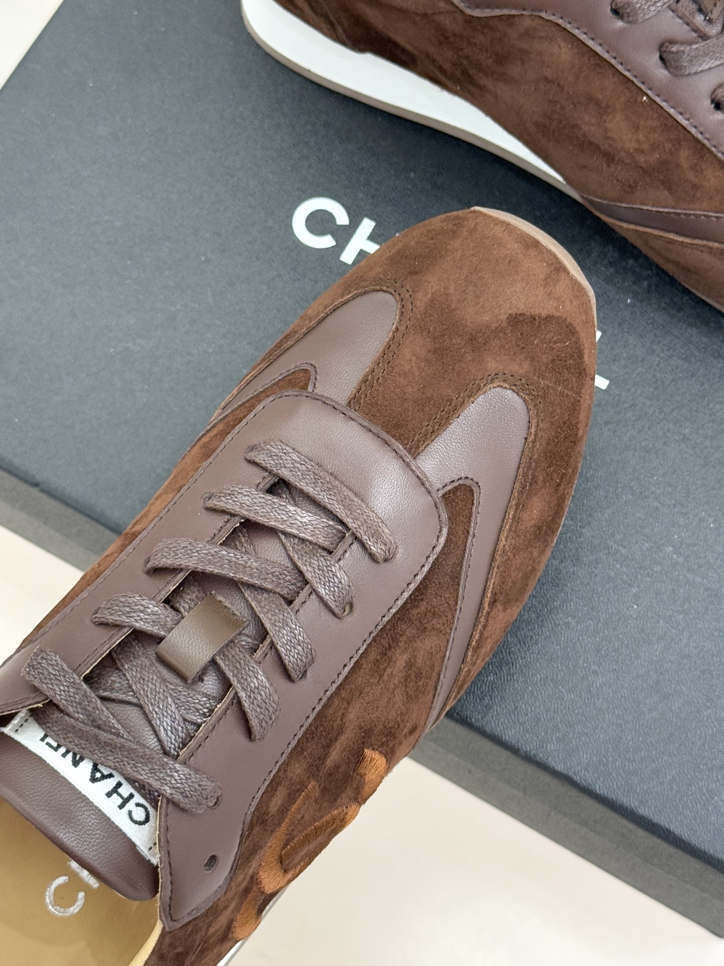 CHANE* ｜小香中古复古休闲德训鞋沉淀90年代法式风情的德训鞋是老钱风的低调注脚。定制小牛皮拼接细腻