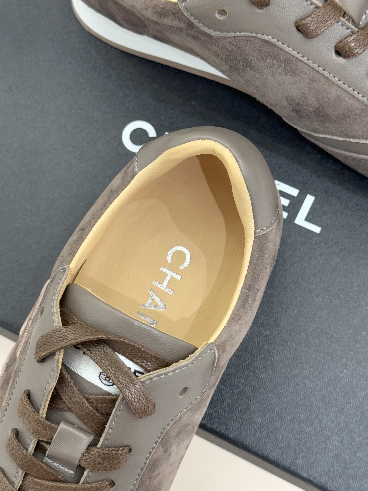 CHANE* ｜小香中古复古休闲德训鞋沉淀90年代法式风情的德训鞋是老钱风的低调注脚。定制小牛皮拼接细腻