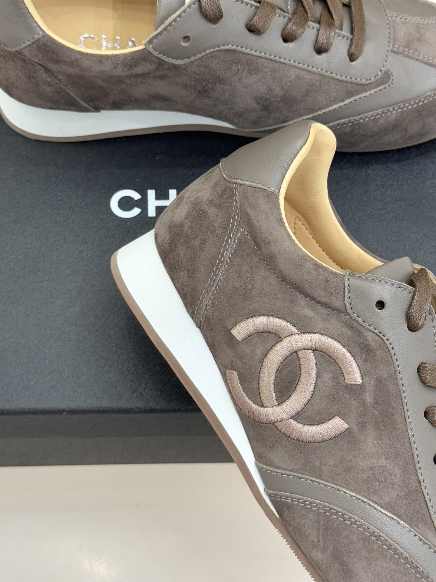 CHANE* ｜小香中古复古休闲德训鞋沉淀90年代法式风情的德训鞋是老钱风的低调注脚。定制小牛皮拼接细腻