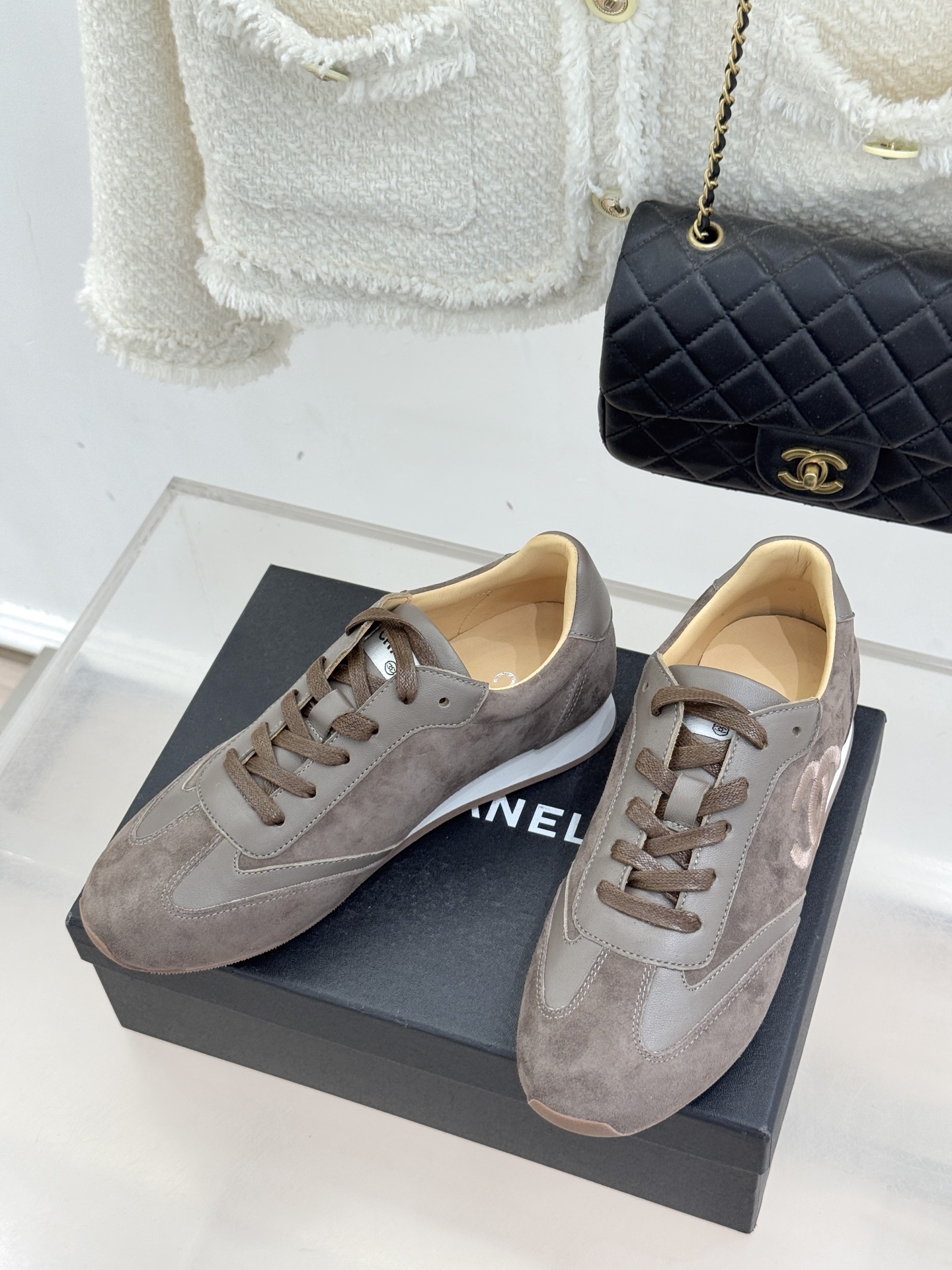 CHANE* ｜小香中古复古休闲德训鞋沉淀90年代法式风情的德训鞋是老钱风的低调注脚。定制小牛皮拼接细腻