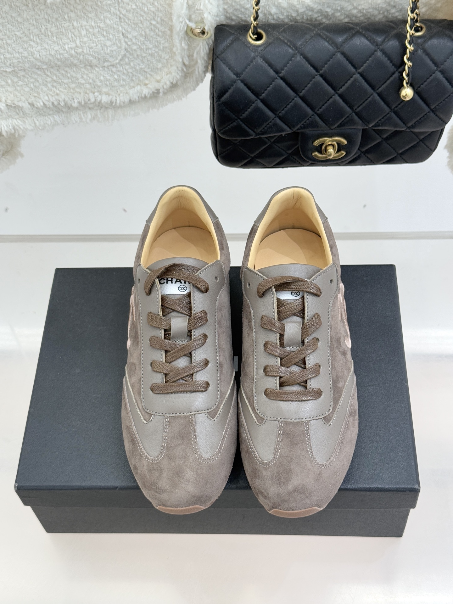 CHANE* ｜小香中古复古休闲德训鞋沉淀90年代法式风情的德训鞋是老钱风的低调注脚。定制小牛皮拼接细腻