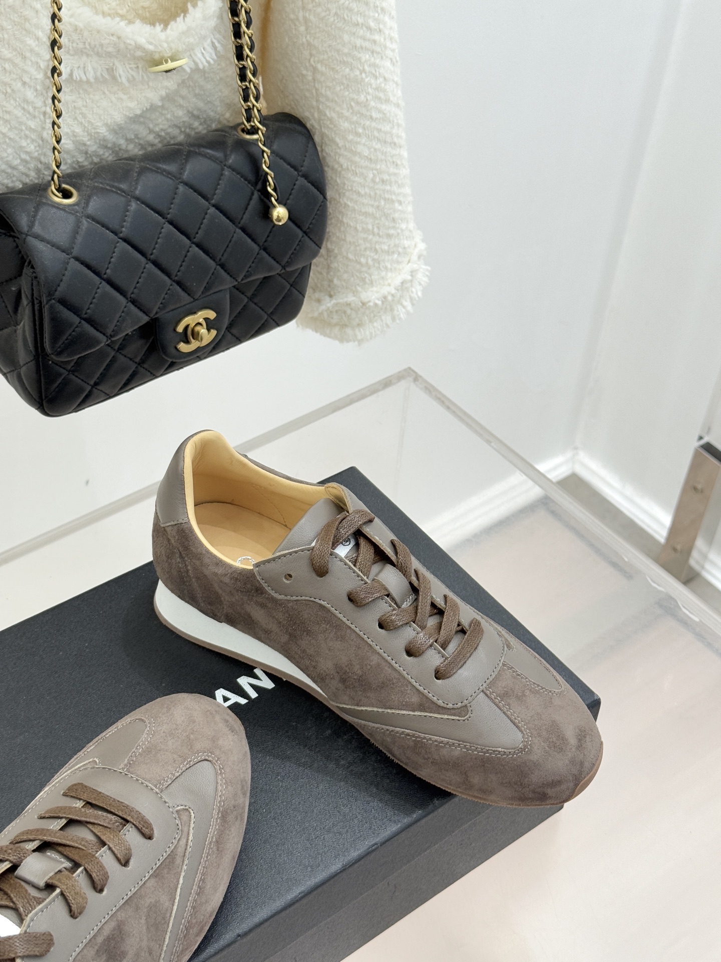 CHANE* ｜小香中古复古休闲德训鞋沉淀90年代法式风情的德训鞋是老钱风的低调注脚。定制小牛皮拼接细腻