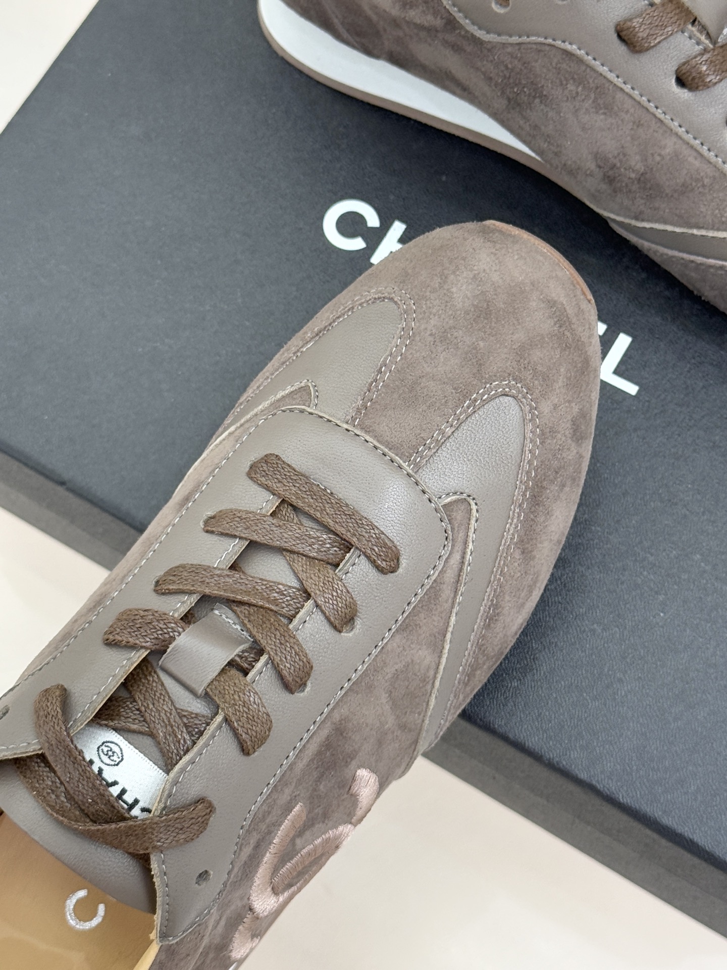 CHANE* ｜小香中古复古休闲德训鞋沉淀90年代法式风情的德训鞋是老钱风的低调注脚。定制小牛皮拼接细腻