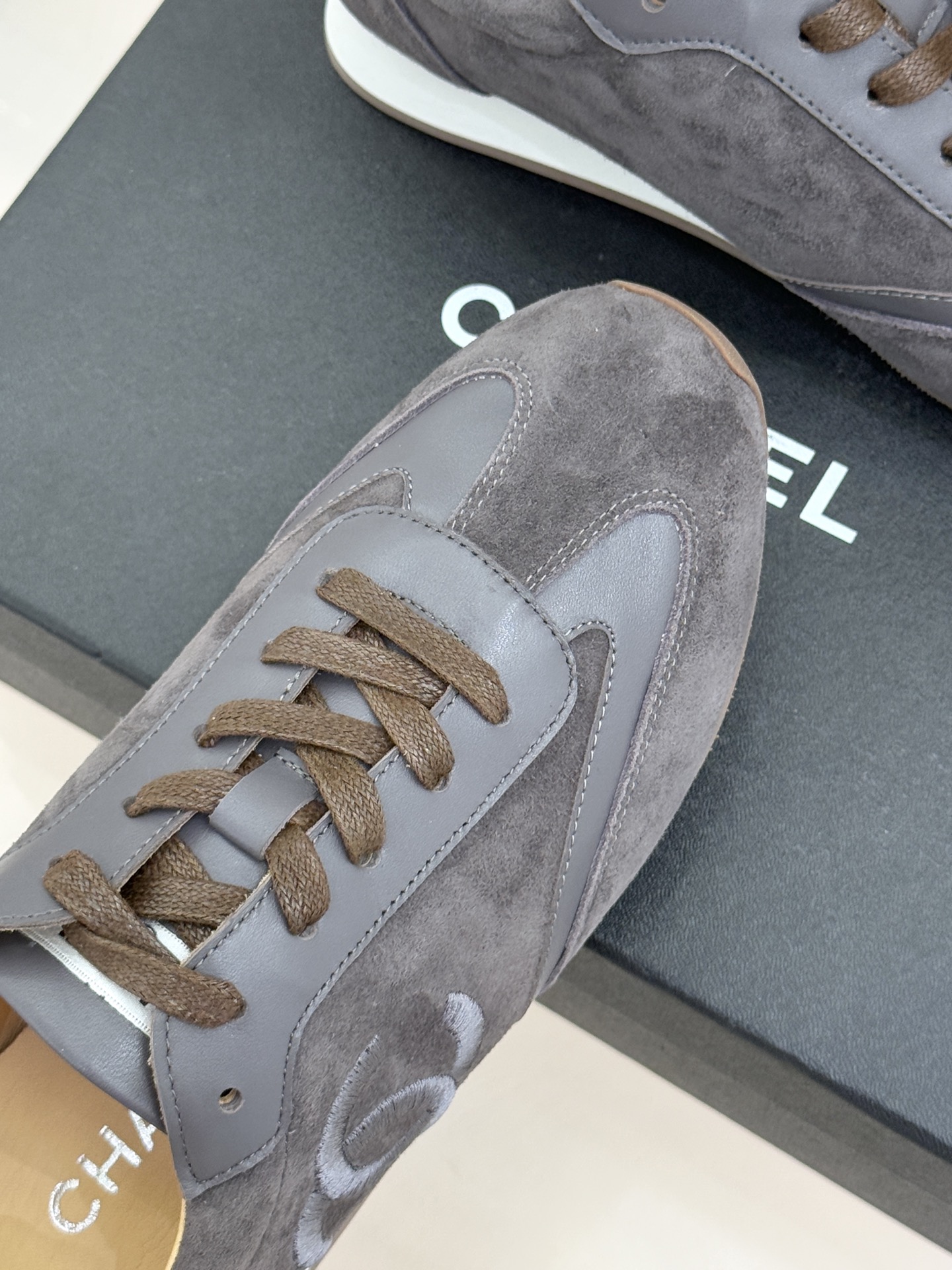 CHANE* ｜小香中古复古休闲德训鞋沉淀90年代法式风情的德训鞋是老钱风的低调注脚。定制小牛皮拼接细腻