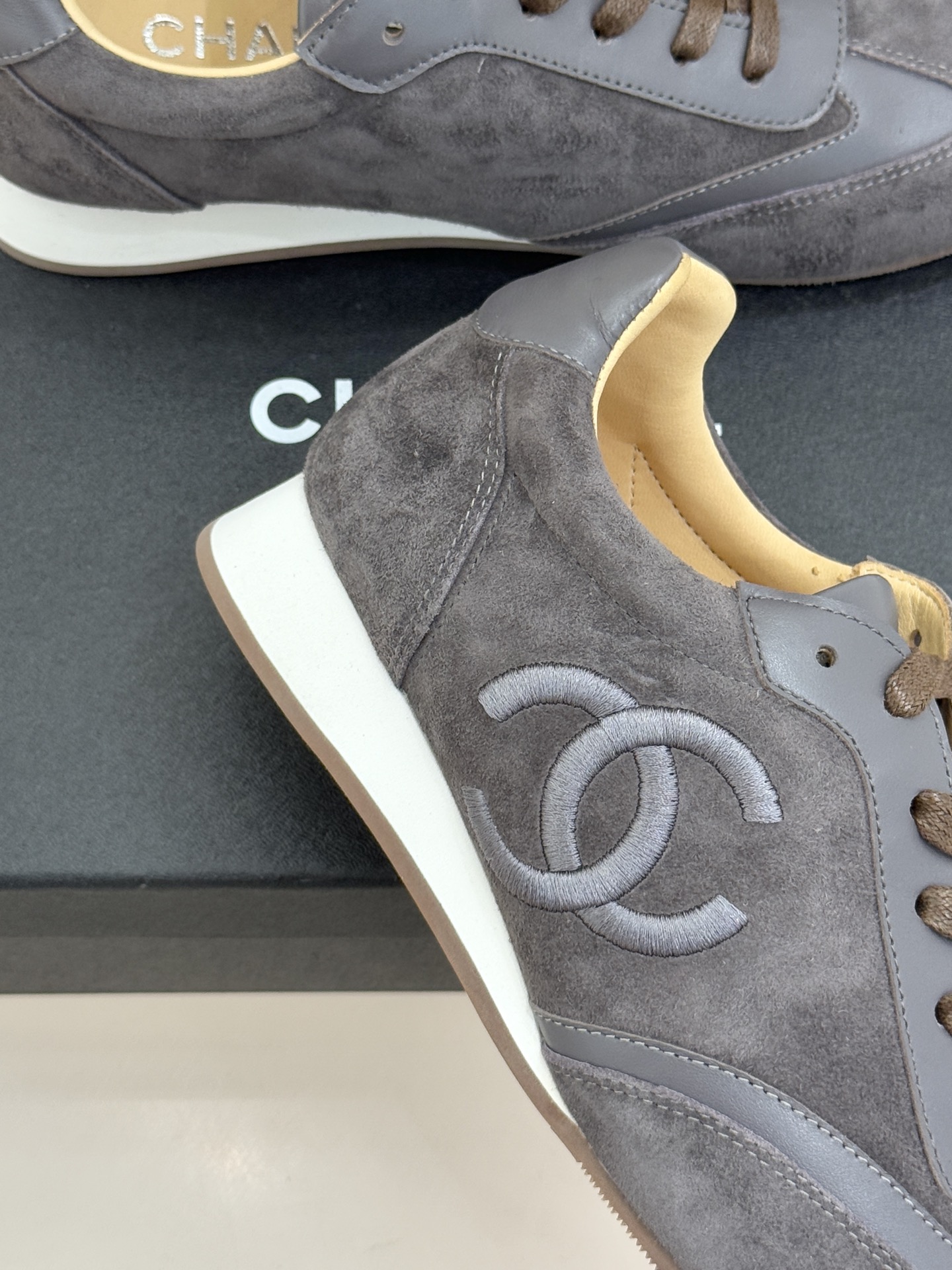 CHANE* ｜小香中古复古休闲德训鞋沉淀90年代法式风情的德训鞋是老钱风的低调注脚。定制小牛皮拼接细腻