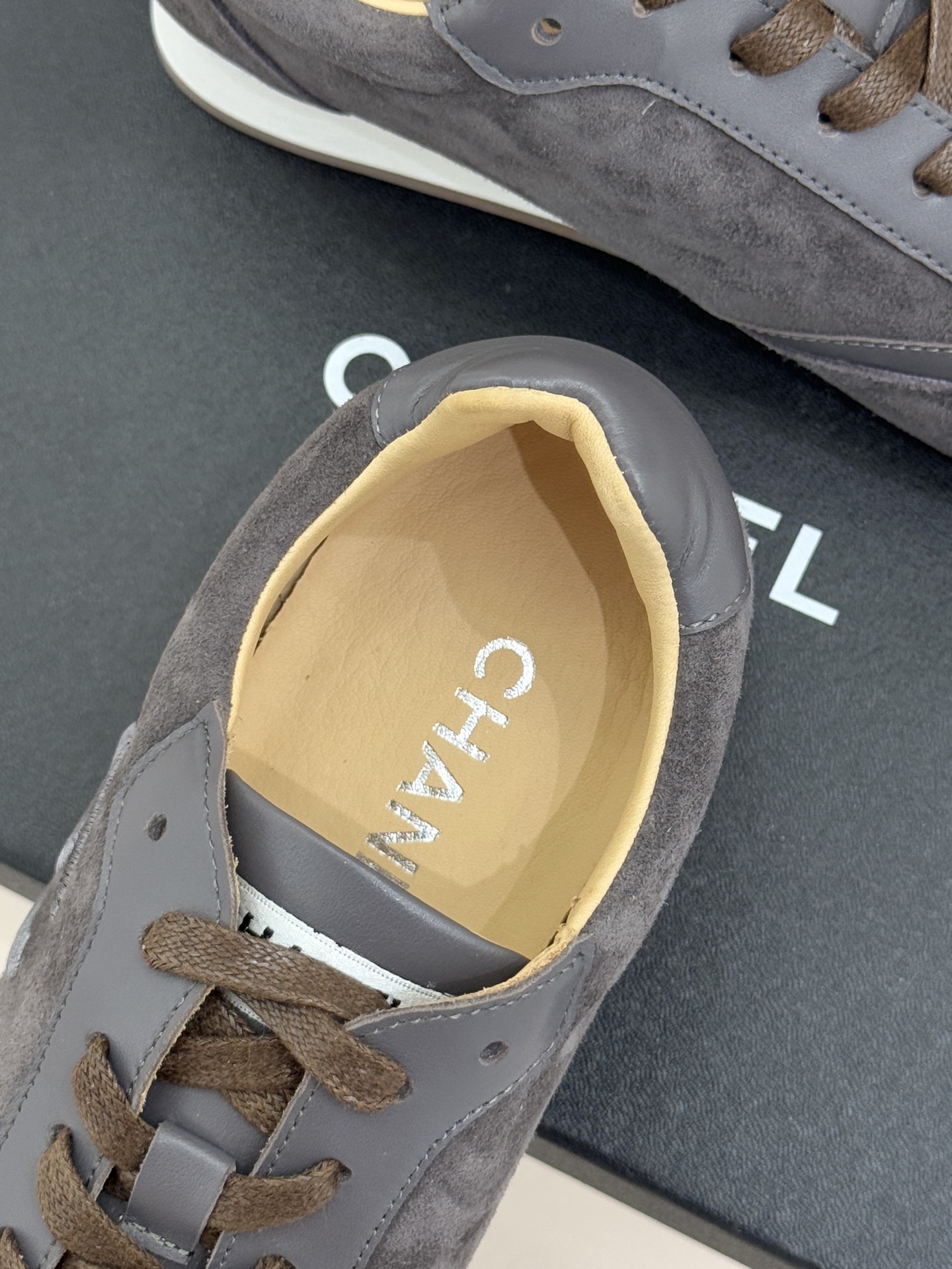 CHANE* ｜小香中古复古休闲德训鞋沉淀90年代法式风情的德训鞋是老钱风的低调注脚。定制小牛皮拼接细腻