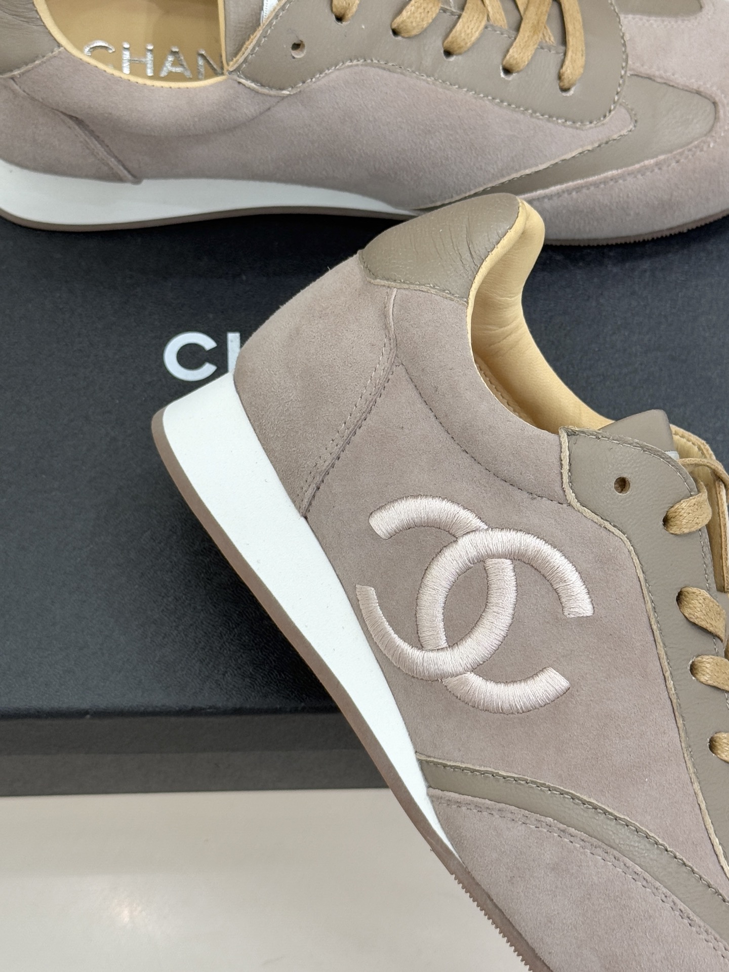 CHANE* ｜小香中古复古休闲德训鞋沉淀90年代法式风情的德训鞋是老钱风的低调注脚。定制小牛皮拼接细腻