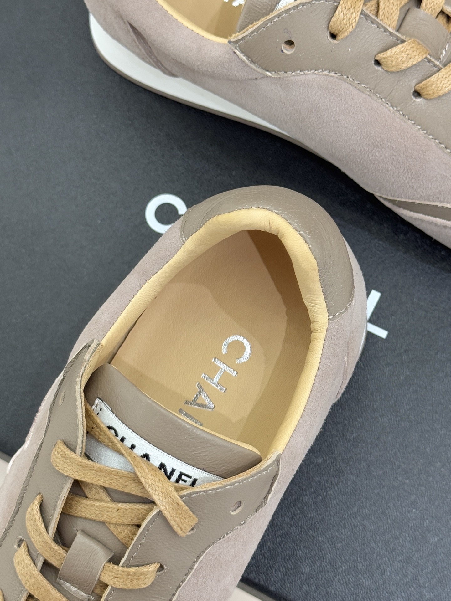 CHANE* ｜小香中古复古休闲德训鞋沉淀90年代法式风情的德训鞋是老钱风的低调注脚。定制小牛皮拼接细腻