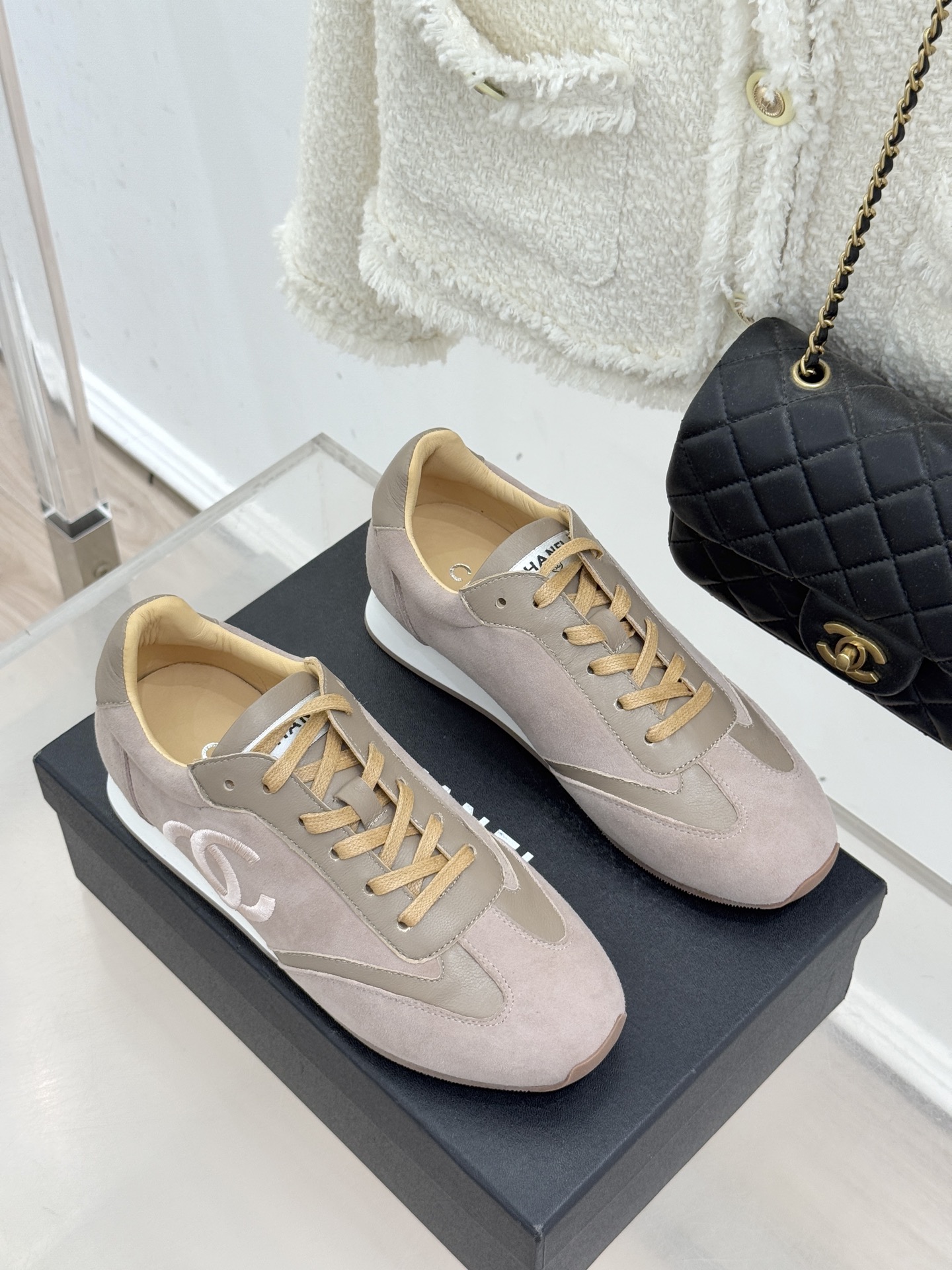 CHANE* ｜小香中古复古休闲德训鞋沉淀90年代法式风情的德训鞋是老钱风的低调注脚。定制小牛皮拼接细腻