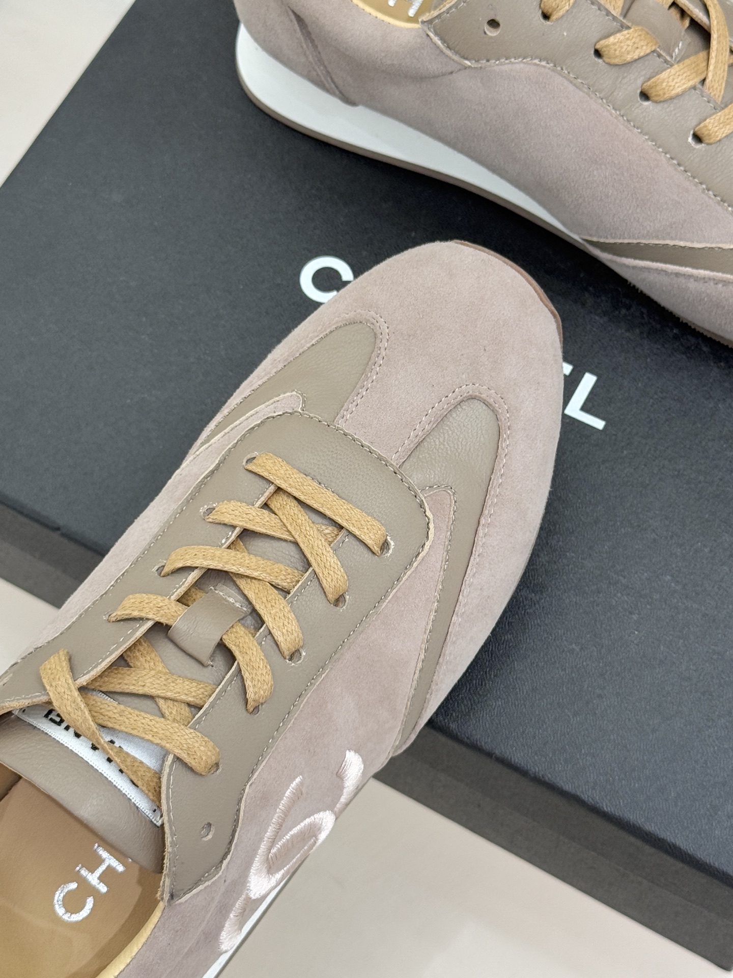 CHANE* ｜小香中古复古休闲德训鞋沉淀90年代法式风情的德训鞋是老钱风的低调注脚。定制小牛皮拼接细腻