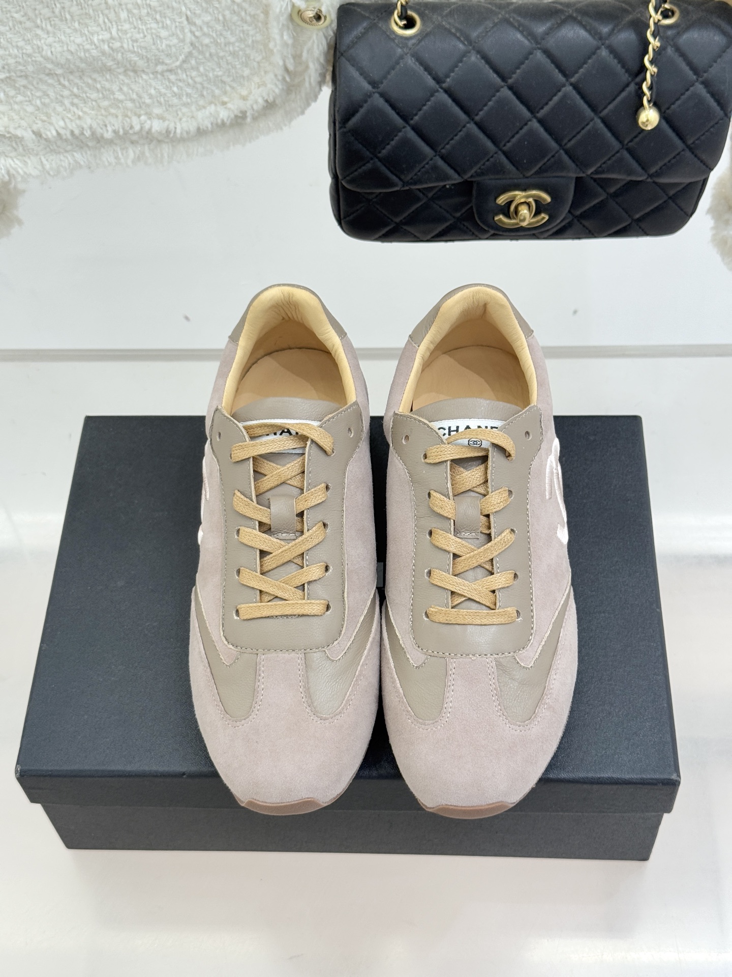 CHANE* ｜小香中古复古休闲德训鞋沉淀90年代法式风情的德训鞋是老钱风的低调注脚。定制小牛皮拼接细腻