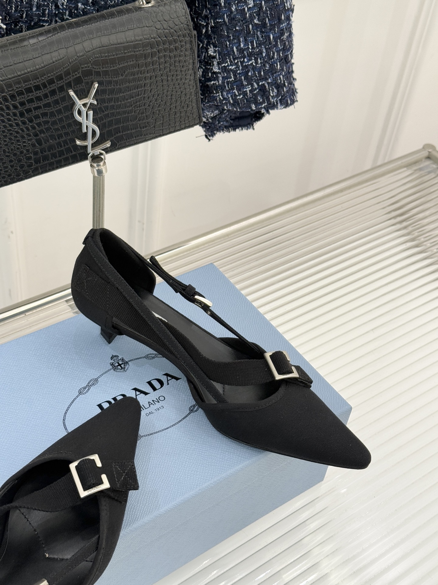 Prada/普拉达26WF新品走秀尖头猫跟玛丽珍鞋循「过去与未来」的秀场哲思这双玛丽珍鞋解构复古新生。利