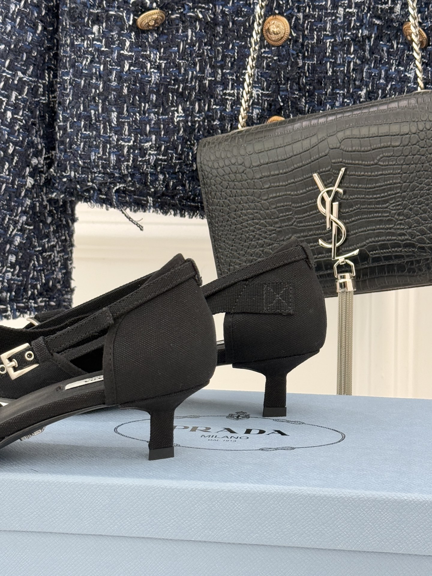 Prada/普拉达26WF新品走秀尖头猫跟玛丽珍鞋循「过去与未来」的秀场哲思这双玛丽珍鞋解构复古新生。利