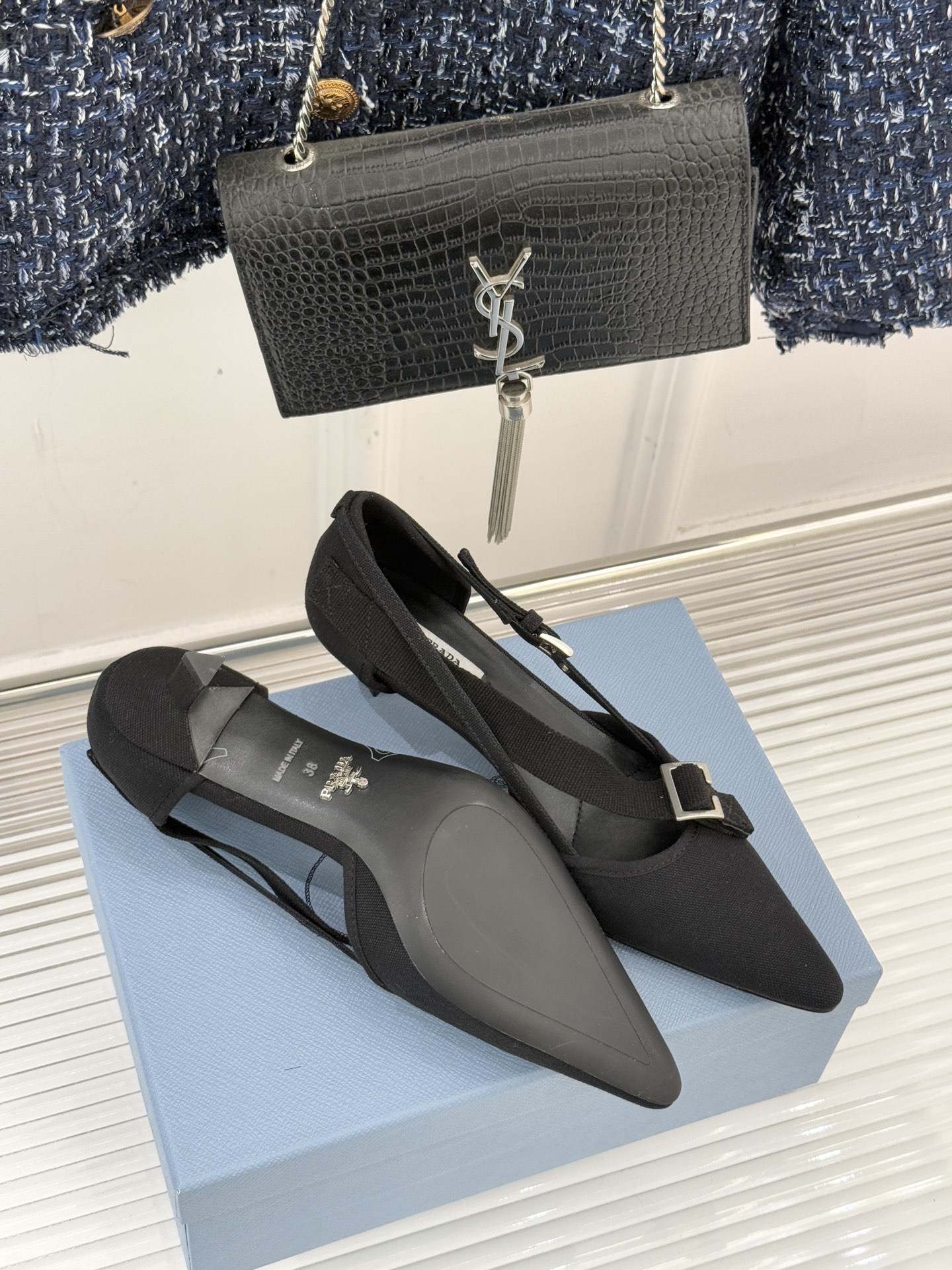 Prada/普拉达26WF新品走秀尖头猫跟玛丽珍鞋循「过去与未来」的秀场哲思这双玛丽珍鞋解构复古新生。利