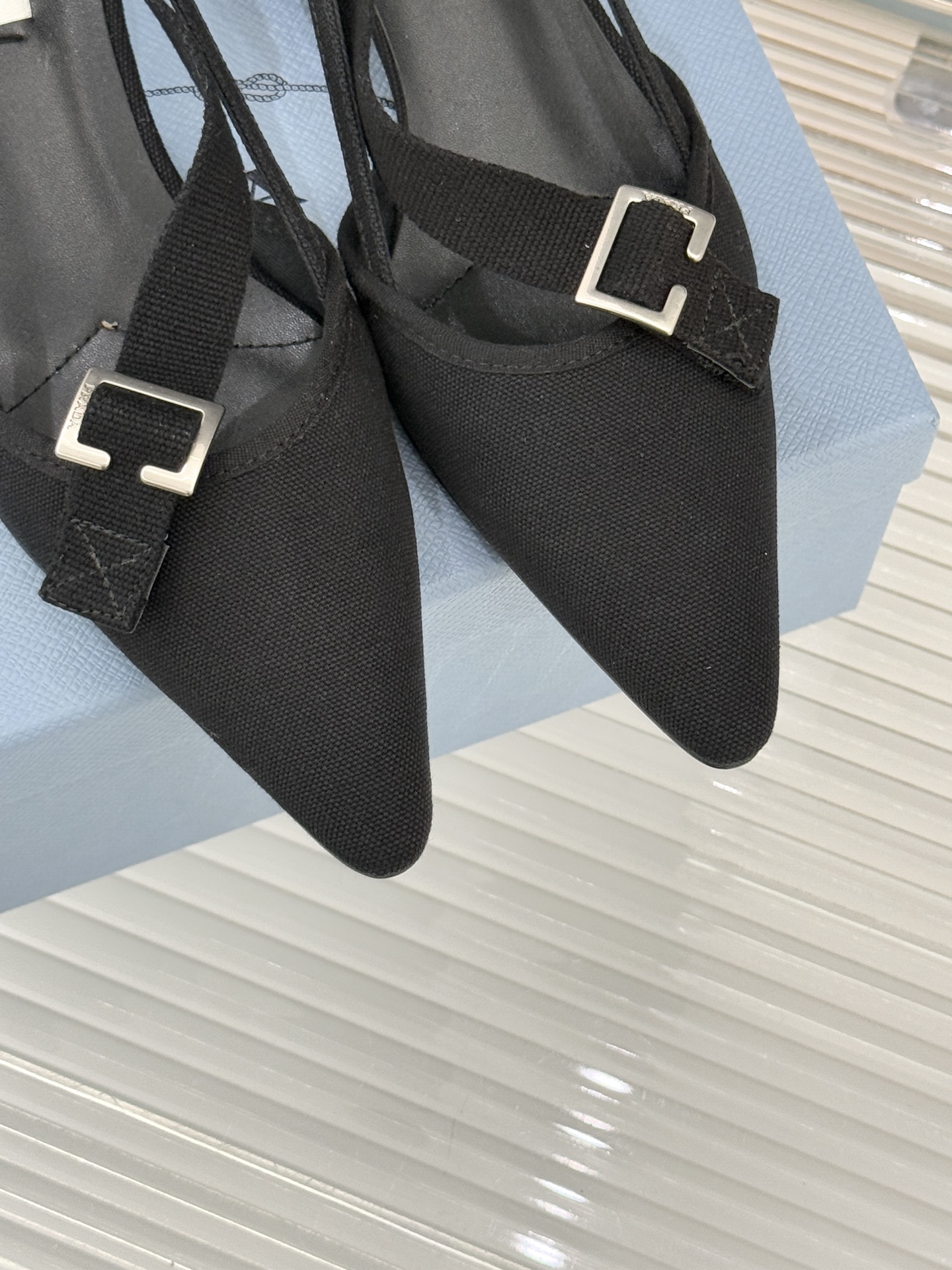 Prada/普拉达26WF新品走秀尖头猫跟玛丽珍鞋循「过去与未来」的秀场哲思这双玛丽珍鞋解构复古新生。利