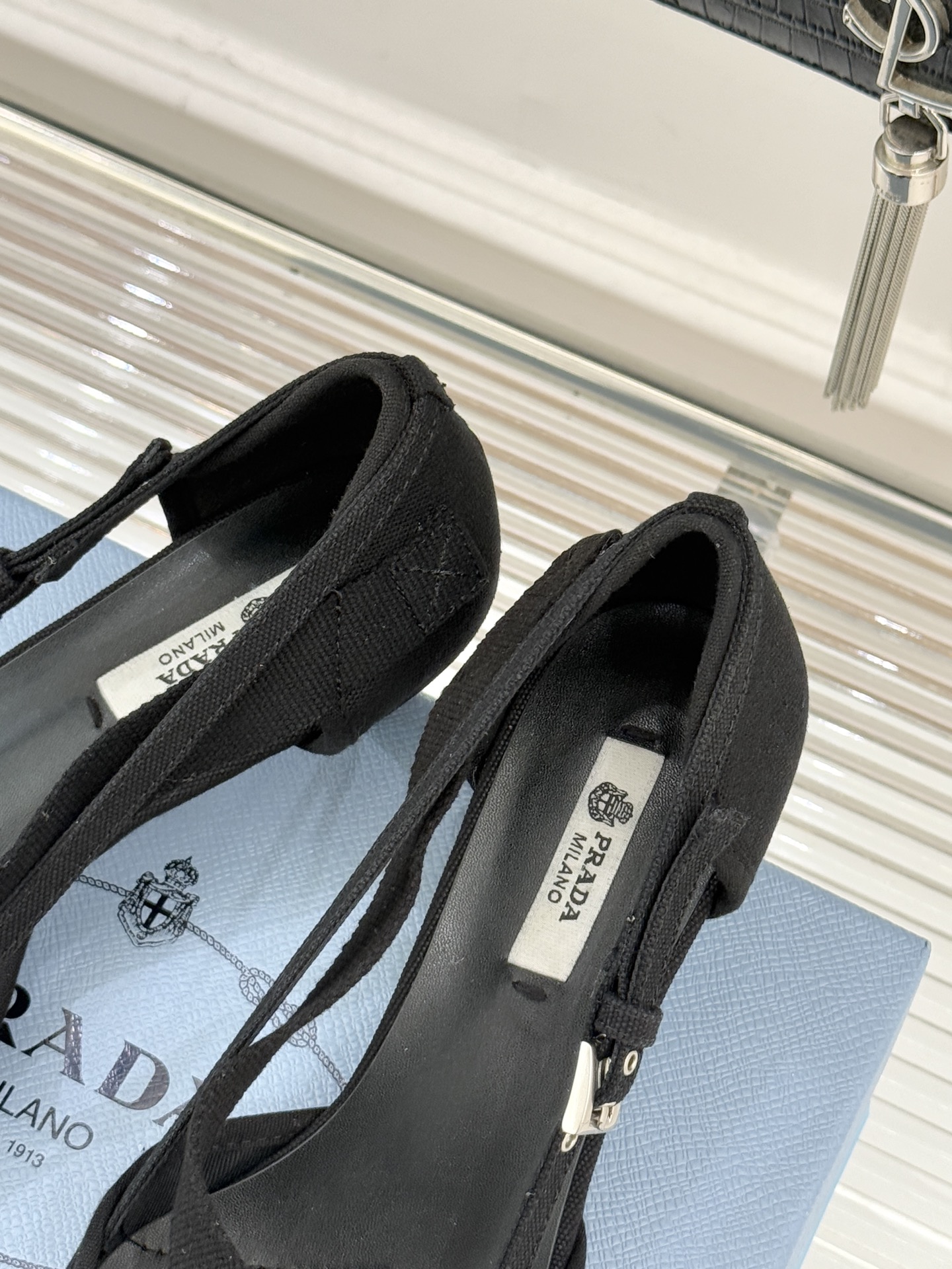 Prada/普拉达26WF新品走秀尖头猫跟玛丽珍鞋循「过去与未来」的秀场哲思这双玛丽珍鞋解构复古新生。利