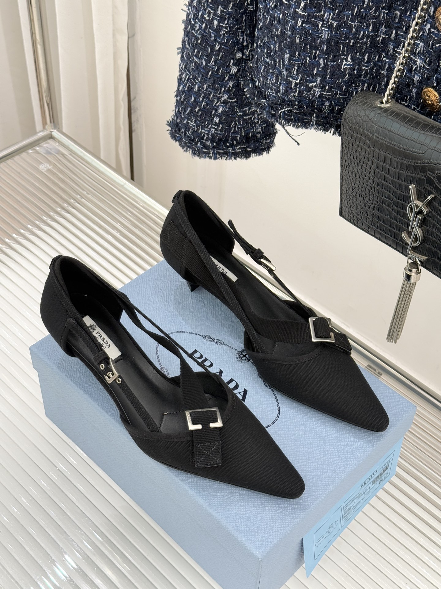 Prada/普拉达26WF新品走秀尖头猫跟玛丽珍鞋循「过去与未来」的秀场哲思这双玛丽珍鞋解构复古新生。利