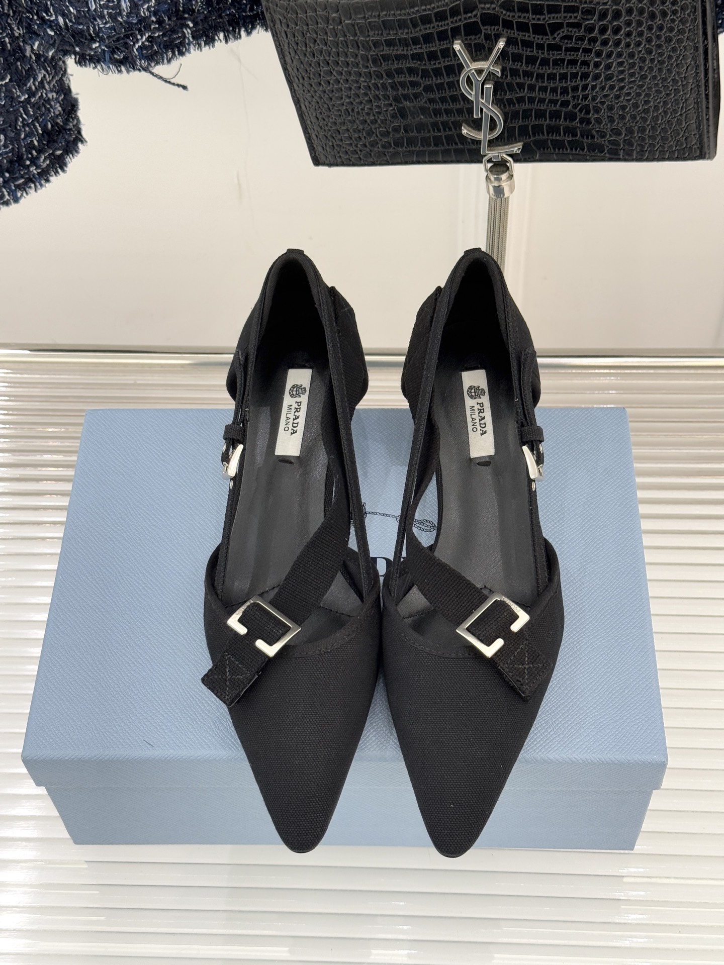 Prada/普拉达26WF新品走秀尖头猫跟玛丽珍鞋循「过去与未来」的秀场哲思这双玛丽珍鞋解构复古新生。利