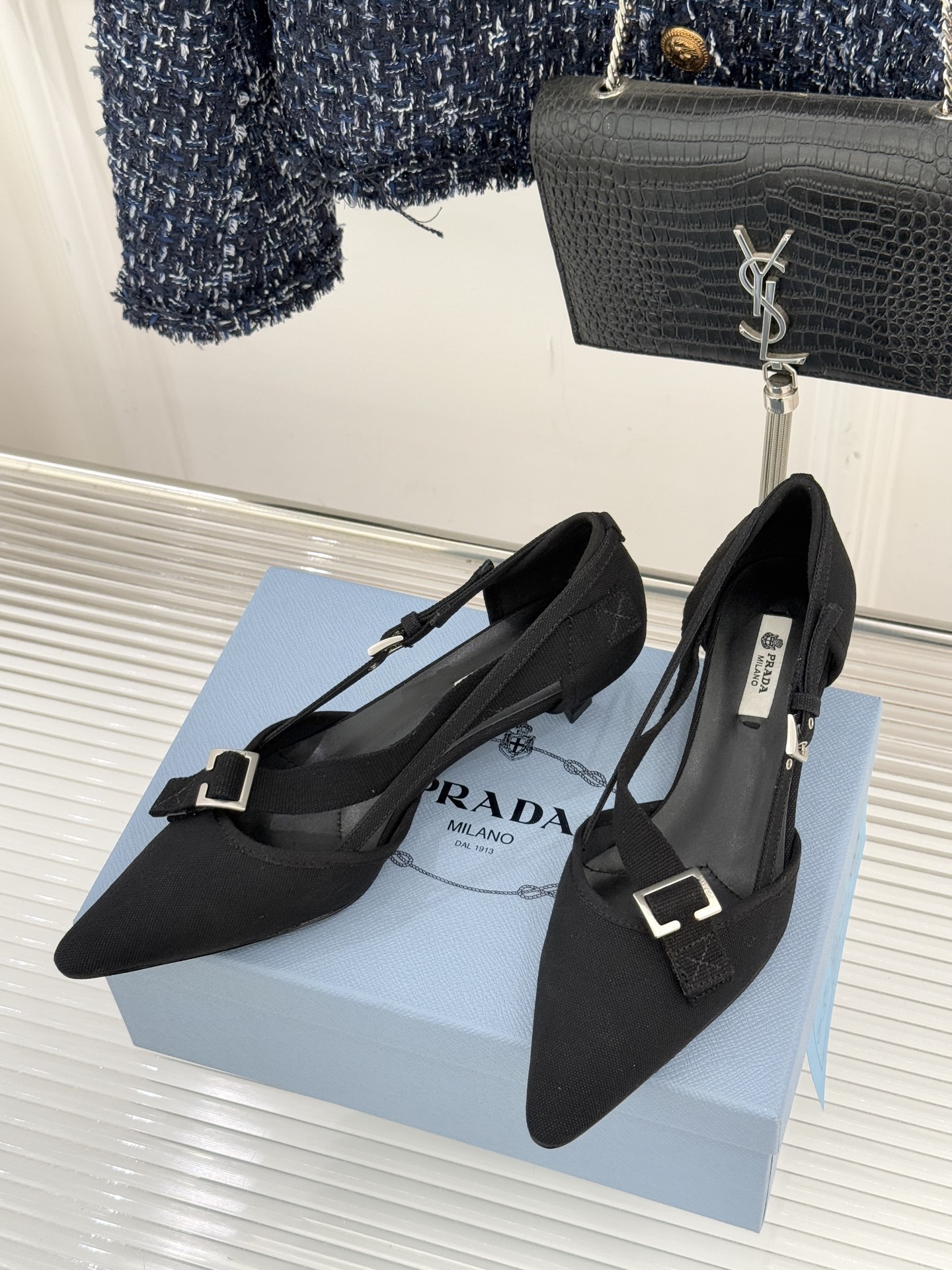 Prada/普拉达26WF新品走秀尖头猫跟玛丽珍鞋循「过去与未来」的秀场哲思这双玛丽珍鞋解构复古新生。利