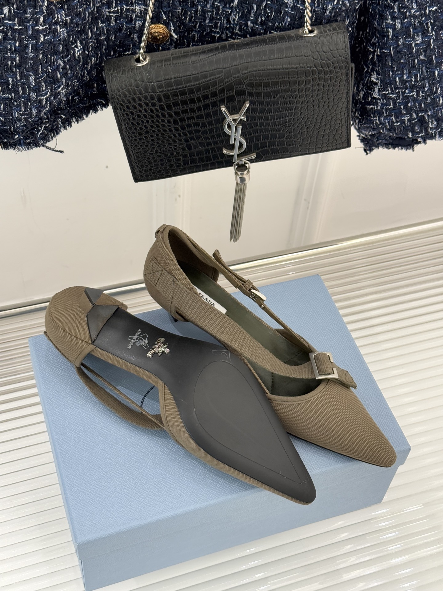 Prada/普拉达26WF新品走秀尖头猫跟玛丽珍鞋循「过去与未来」的秀场哲思这双玛丽珍鞋解构复古新生。利