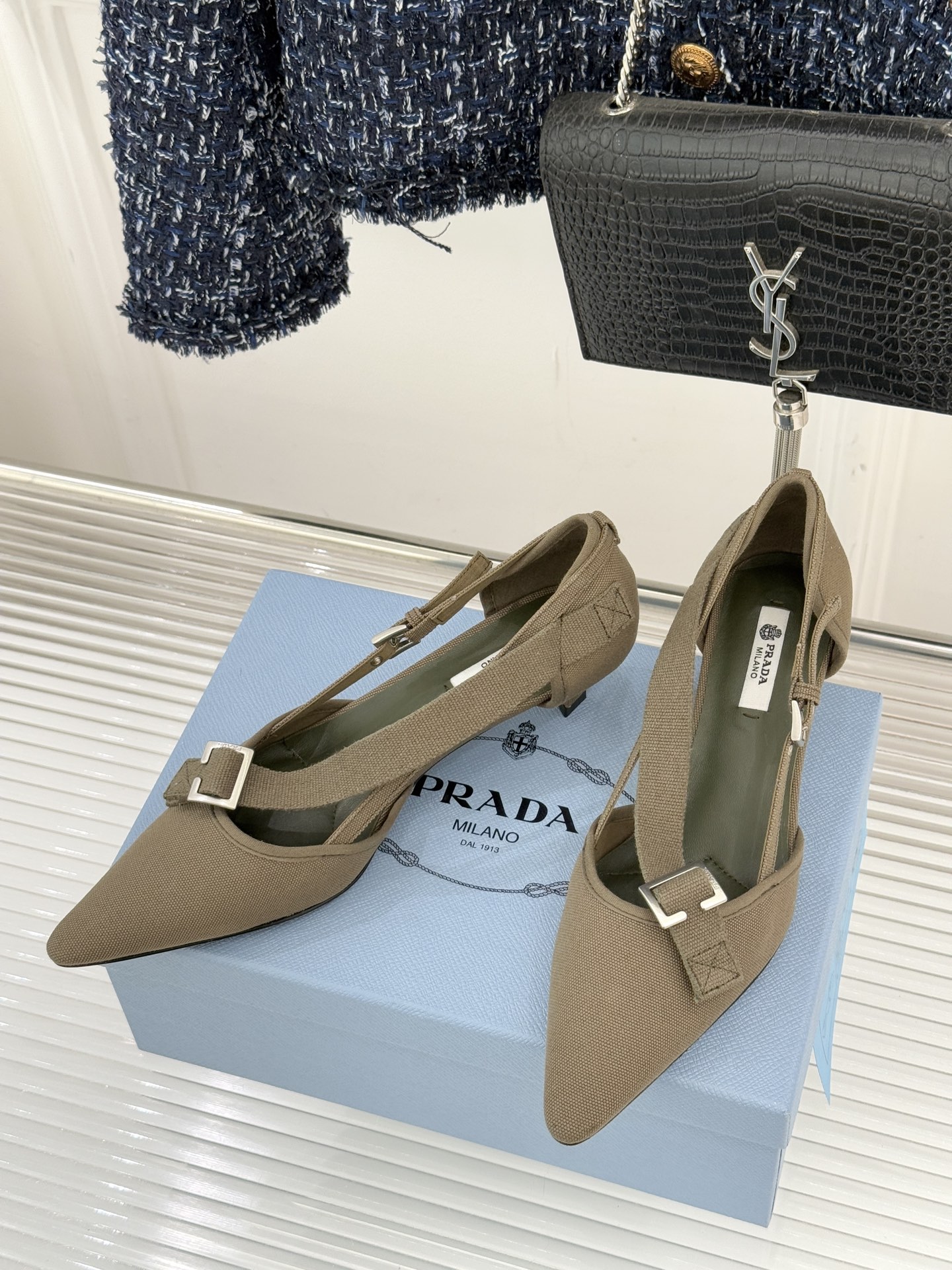 Prada/普拉达26WF新品走秀尖头猫跟玛丽珍鞋循「过去与未来」的秀场哲思这双玛丽珍鞋解构复古新生。利