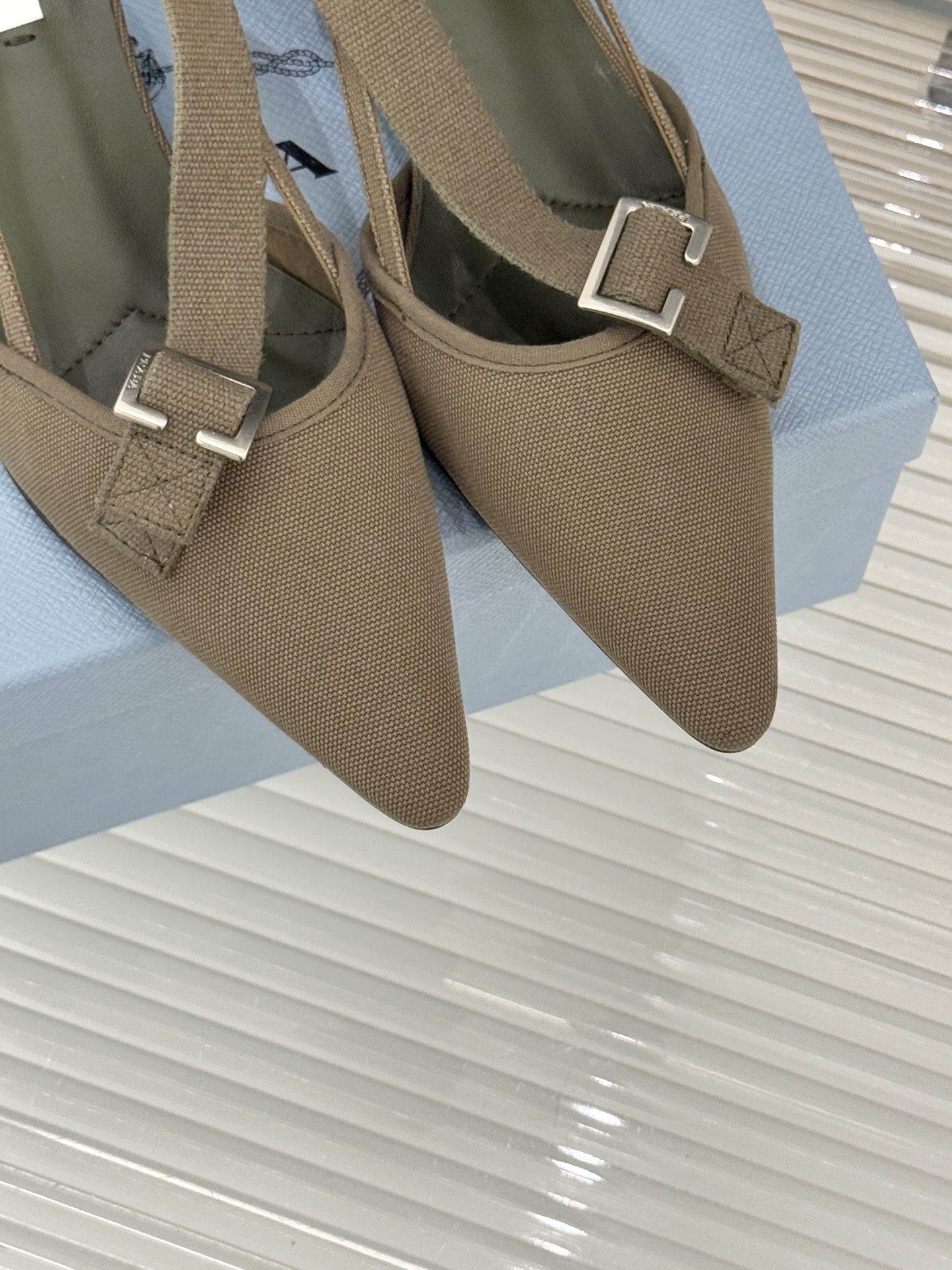 Prada/普拉达26WF新品走秀尖头猫跟玛丽珍鞋循「过去与未来」的秀场哲思这双玛丽珍鞋解构复古新生。利