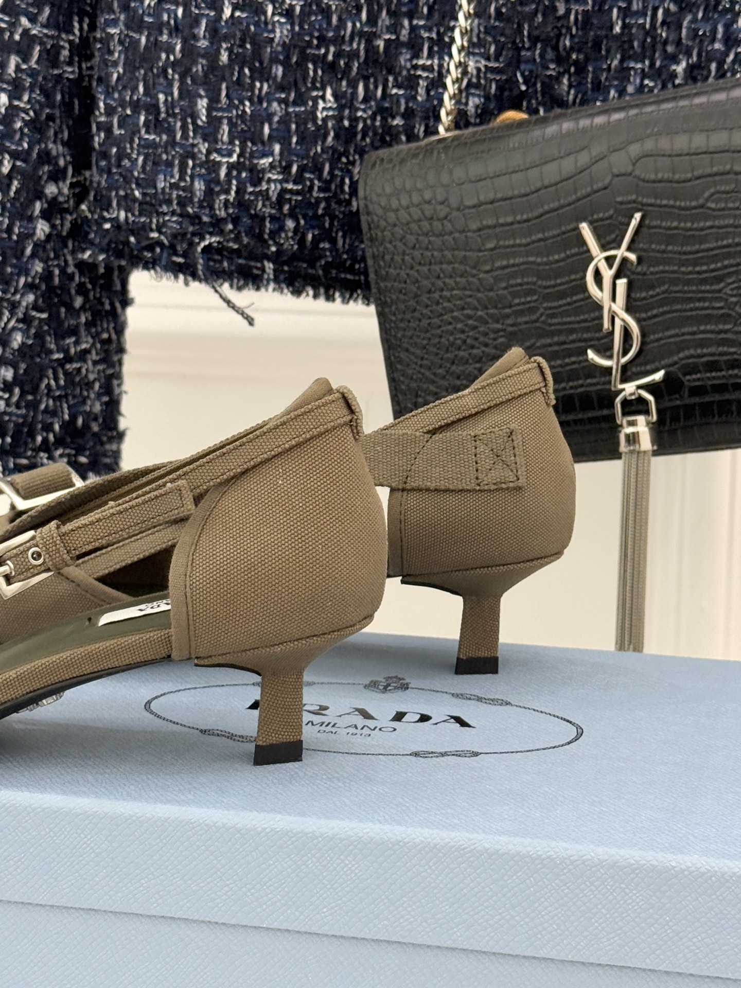 Prada/普拉达26WF新品走秀尖头猫跟玛丽珍鞋循「过去与未来」的秀场哲思这双玛丽珍鞋解构复古新生。利