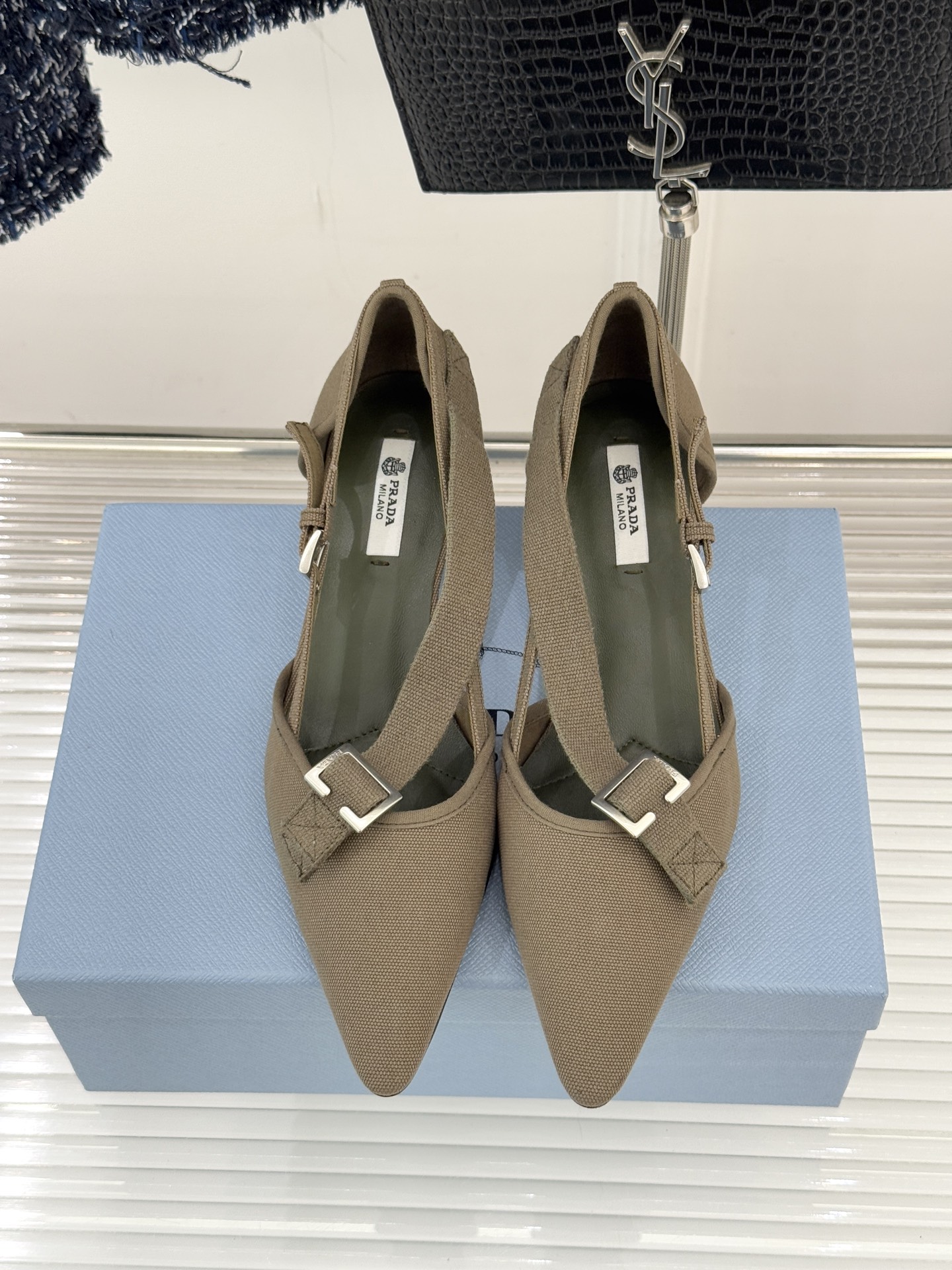 Prada/普拉达26WF新品走秀尖头猫跟玛丽珍鞋循「过去与未来」的秀场哲思这双玛丽珍鞋解构复古新生。利