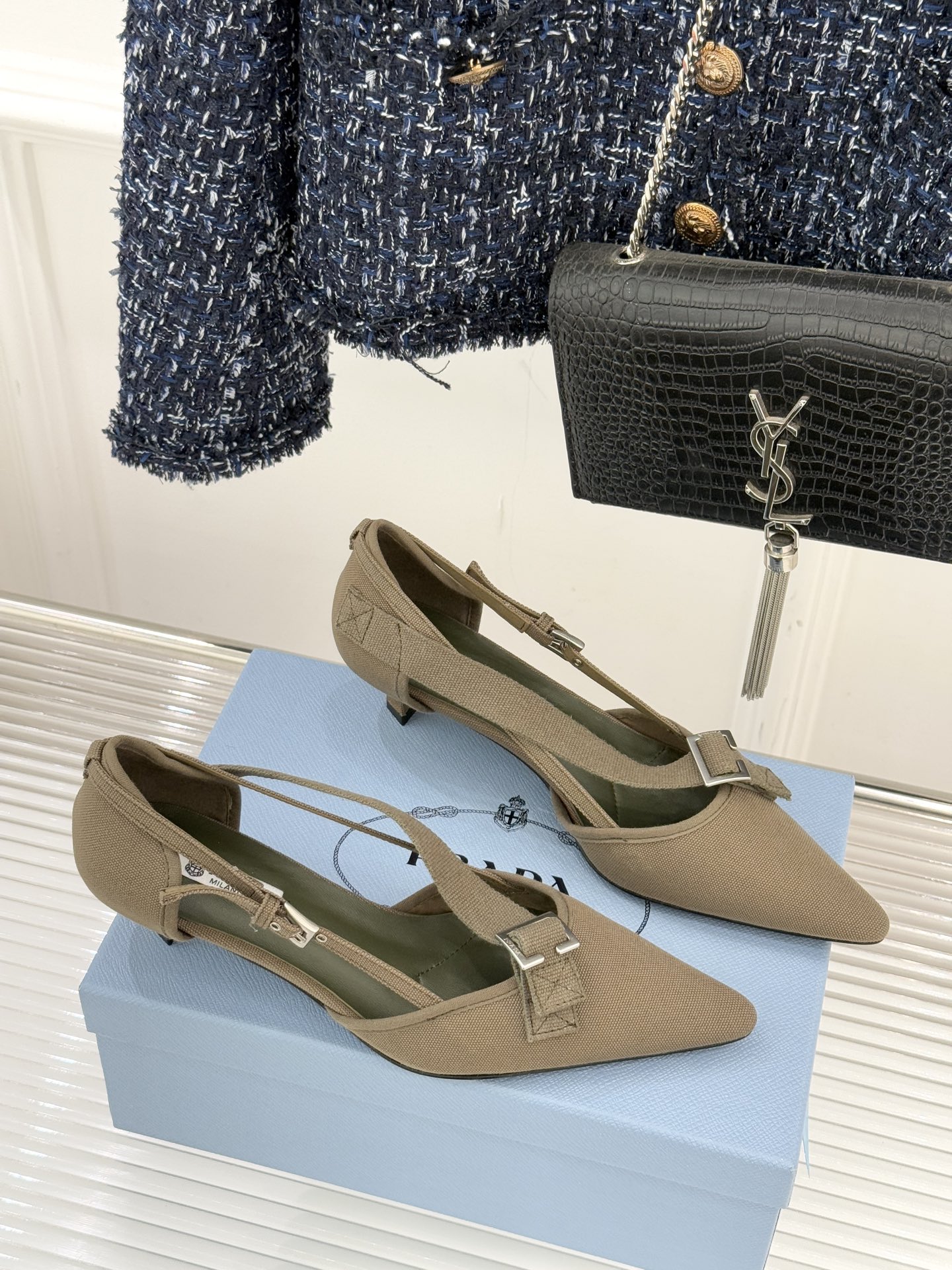 Prada/普拉达26WF新品走秀尖头猫跟玛丽珍鞋循「过去与未来」的秀场哲思这双玛丽珍鞋解构复古新生。利