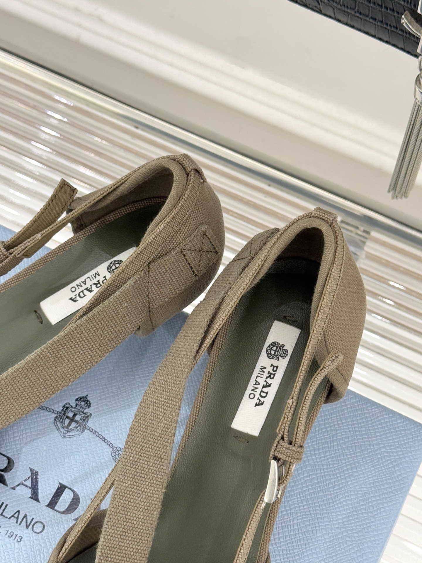 Prada/普拉达26WF新品走秀尖头猫跟玛丽珍鞋循「过去与未来」的秀场哲思这双玛丽珍鞋解构复古新生。利