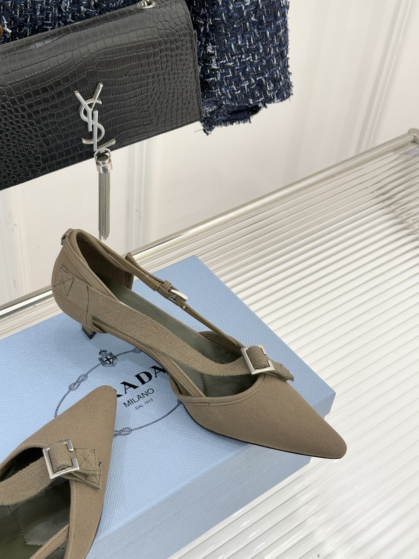 Prada/普拉达26WF新品走秀尖头猫跟玛丽珍鞋循「过去与未来」的秀场哲思这双玛丽珍鞋解构复古新生。利