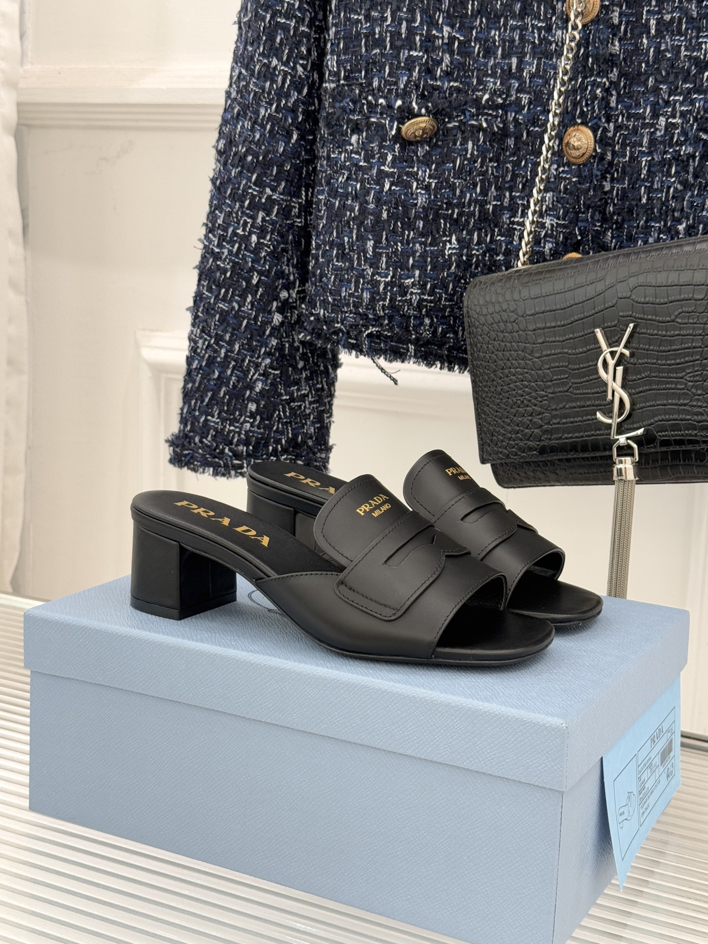 NO:721510,Prada/Prada's classic minimalist block-heeled slippers follow the design philosophy of 'change of tone'. This pair of slippers deconstructs the essence of luxury. The tapered silhouette is outlined with clean lines. The 6.5cm thick heel balances the upright posture and calm walking. The screen-printed letter logo on the shoe body is low-key and shining. It is unobtrusive but has its own recognition. It echoes the brand's aesthetic proposition of 'simplifying the appearance and delving deeper into the interior'. It integrates architectural structure with daily comfort.  Natural colors and classic black tones are suitable for a variety of scenes. From urban commuting to holiday roaming, every step strikes a balance between relaxation and refinement. Minimalism is no longer a monotonous symbol, but an elegant expression that has accumulated over time, interpreting the dual pursuit of P family style intelligence and texture. The fabric is made of original custom leather, and the lining of the toes is all sheepskin. The genuine leather outsole imported from Italy  size35-39 (40/41 customized), slippers, prada, prada, slippers, sheepskin, Leather soles19860909Prada/普拉达经典极简字母粗跟拖鞋 循“基调之变”的设计哲思 这双跟拖鞋解构奢华本质. 以利落线条勾勒锥形廓形 6.5cm粗跟平衡挺拔姿态与步履从容 鞋身丝网印花字母徽标低调闪耀 不事张扬却自带辨识度 呼应品牌“简化表象 深耕内里”的美学主张. 将建筑感结构与日常舒适相融 自然色系与经典黑调适配多元场景. 从都市通勤到假日漫游 每一步都踩着松弛与精致的平衡点 让极简主义不再是单调符号 而是历经时间沉淀的优雅表达 诠释P家式智性与质感的双重奔赴. 面料采用原版定制皮料 内里踮脚均为羊皮 意大利进口真皮大底 size35-39（40/41定制）,拖鞋,prada,prada,slippers,sheepskin,Leather soles,Women's Shoes