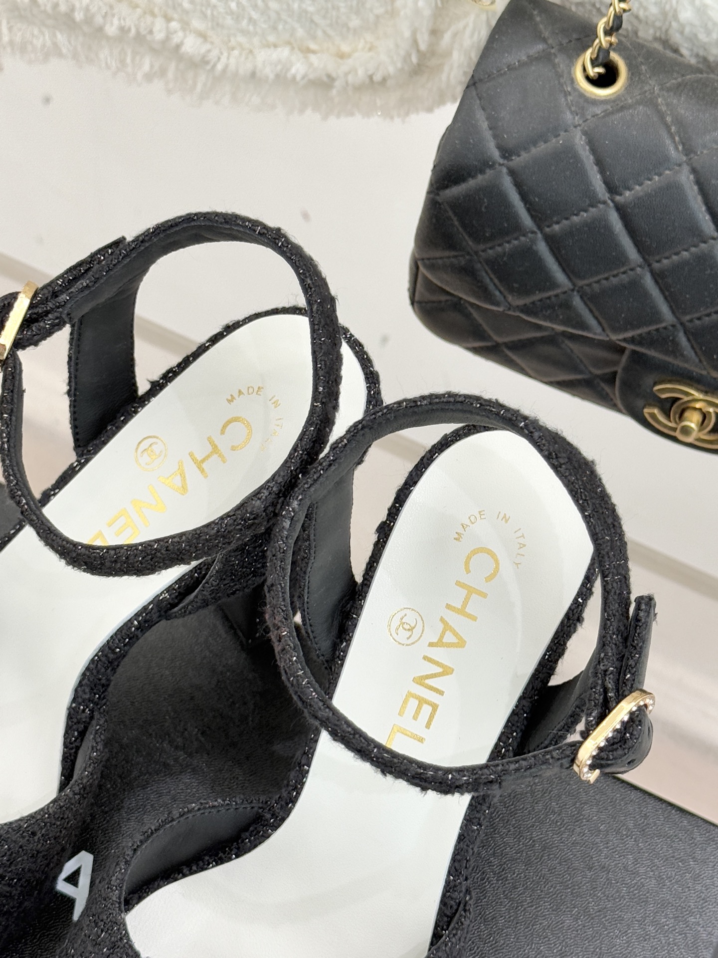 CHANE* ｜小香26P新品金属小双C防水台粗跟高跟凉鞋承袭小香26P春夏系列复古摩登基因这双防水台高