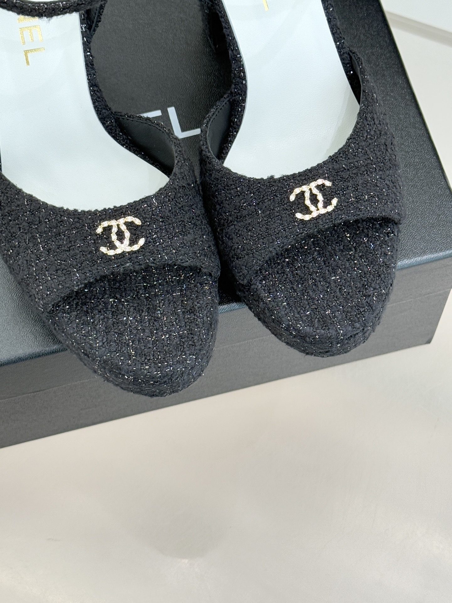 CHANE* ｜小香26P新品金属小双C防水台粗跟高跟凉鞋承袭小香26P春夏系列复古摩登基因这双防水台高