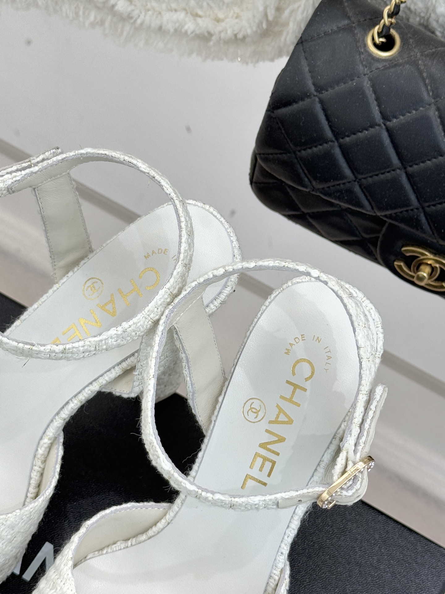 CHANE* ｜小香26P新品金属小双C防水台粗跟高跟凉鞋承袭小香26P春夏系列复古摩登基因这双防水台高