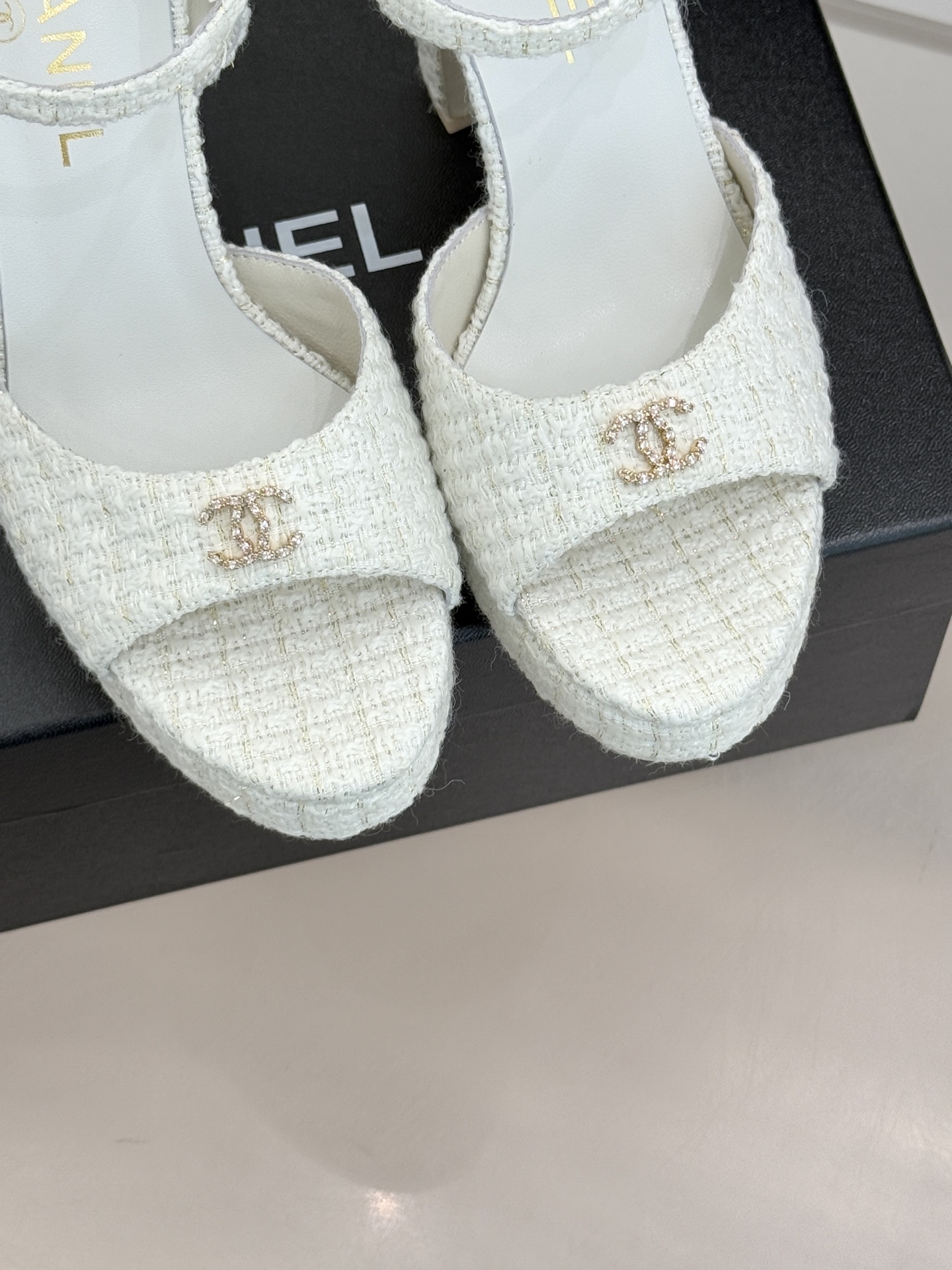 CHANE* ｜小香26P新品金属小双C防水台粗跟高跟凉鞋承袭小香26P春夏系列复古摩登基因这双防水台高