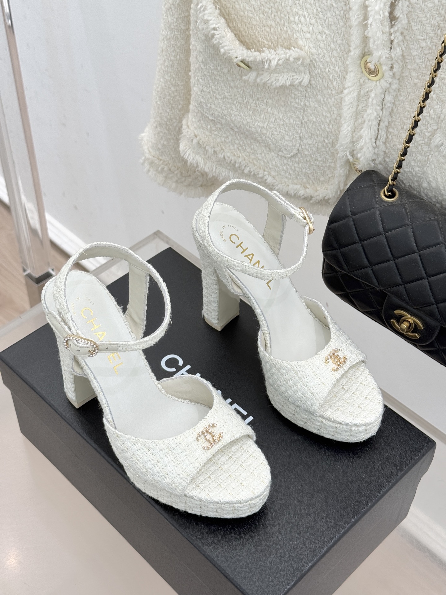 CHANE* ｜小香26P新品金属小双C防水台粗跟高跟凉鞋承袭小香26P春夏系列复古摩登基因这双防水台高